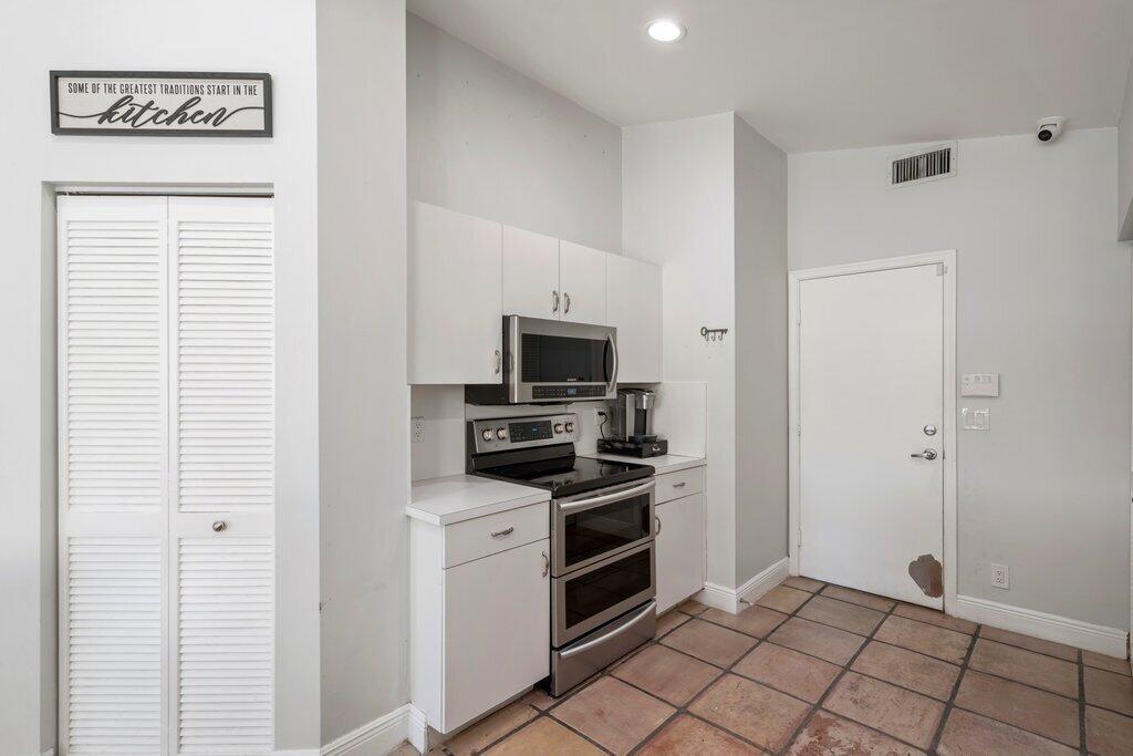 9879 Harbour Lake Circle