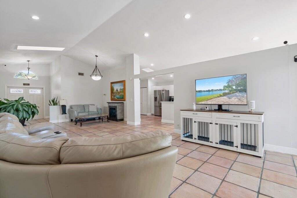 9879 Harbour Lake Circle