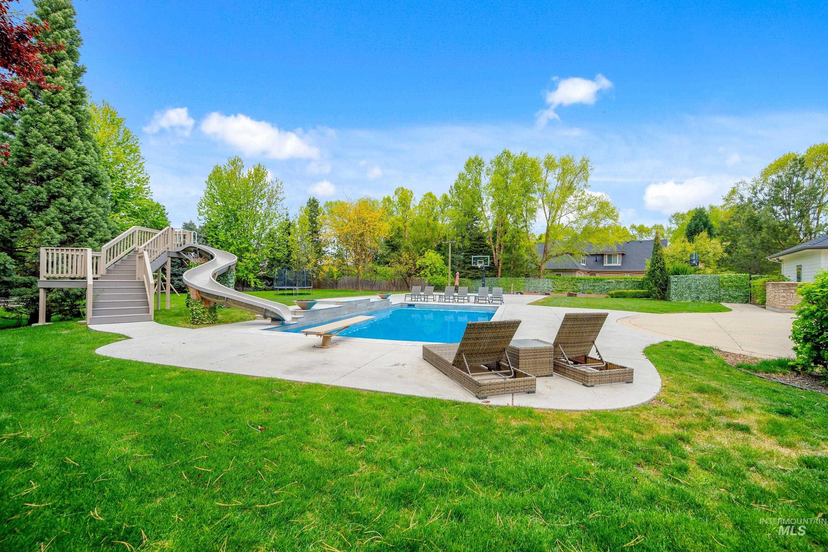 2749 S White Castle Avenue