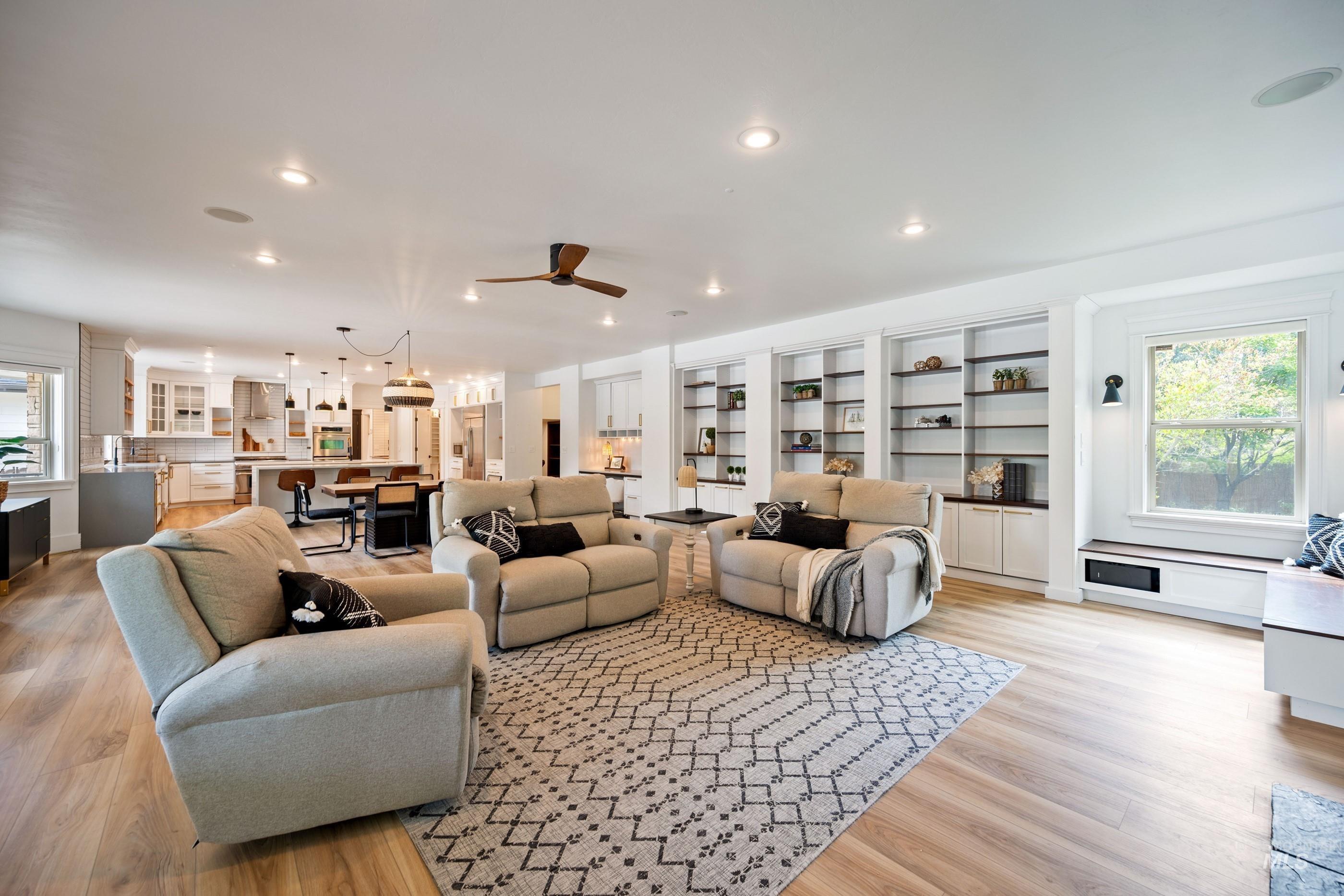 2749 S White Castle Avenue