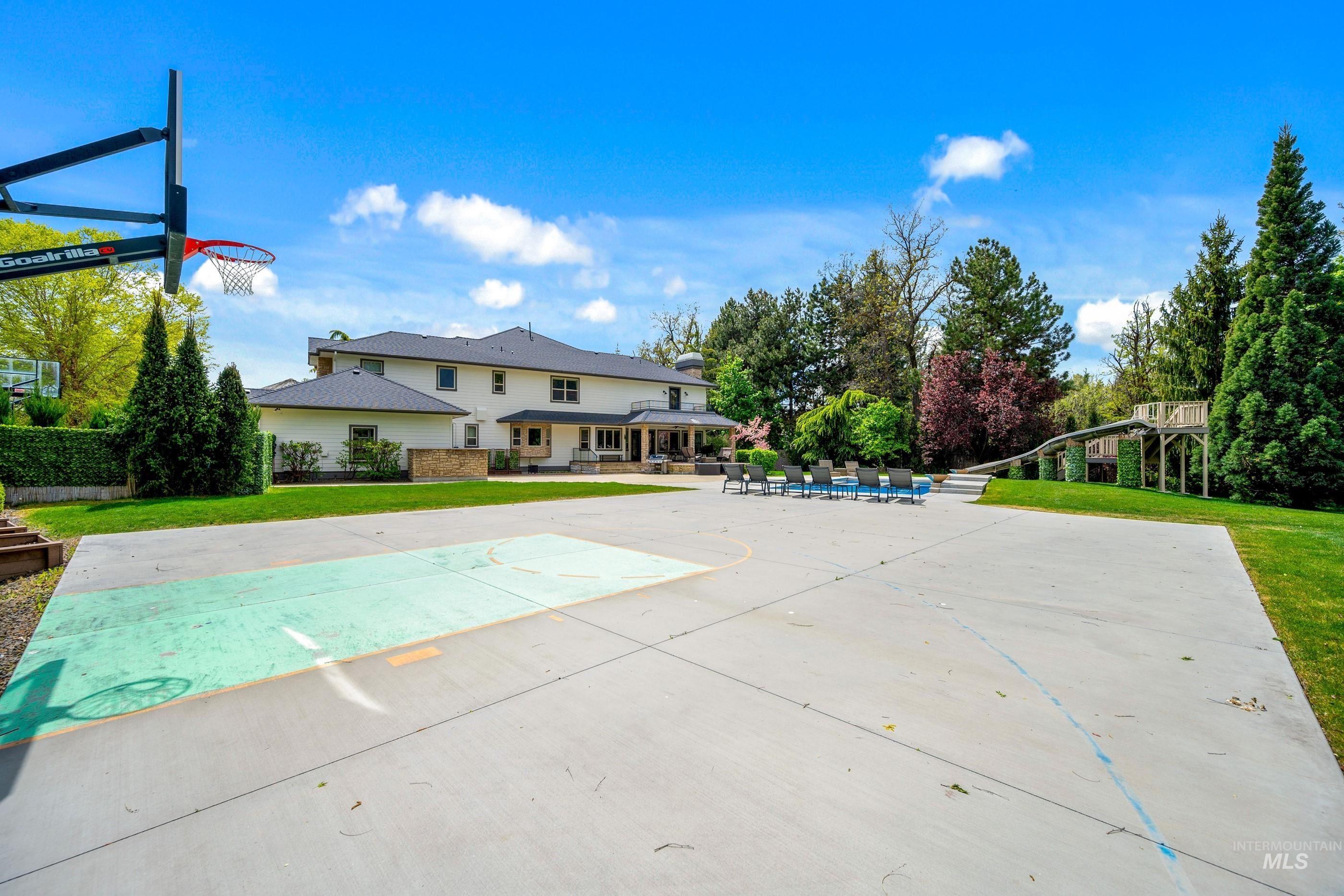 2749 S White Castle Avenue