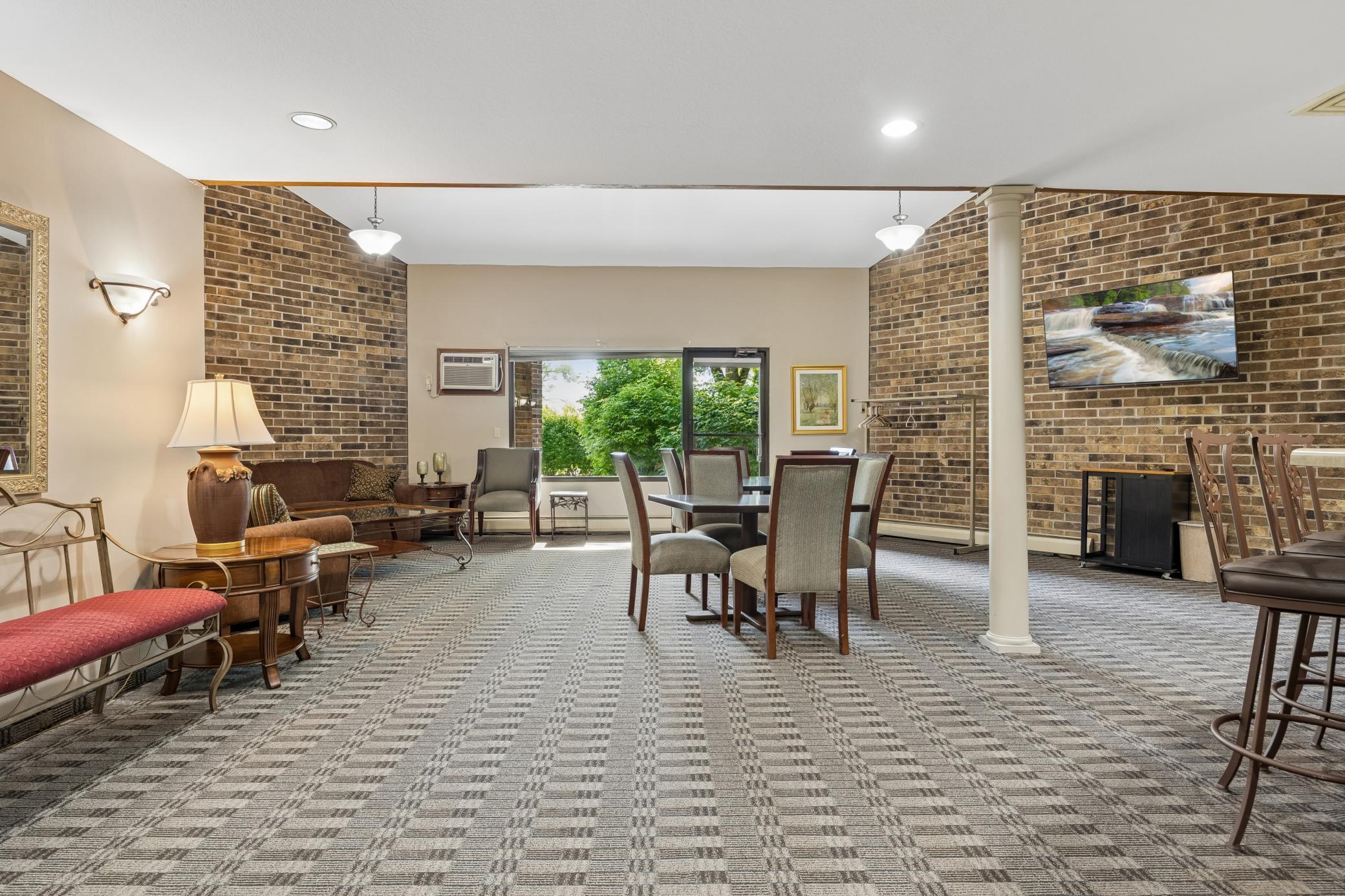 35 Nathan Lane N Unit: 303