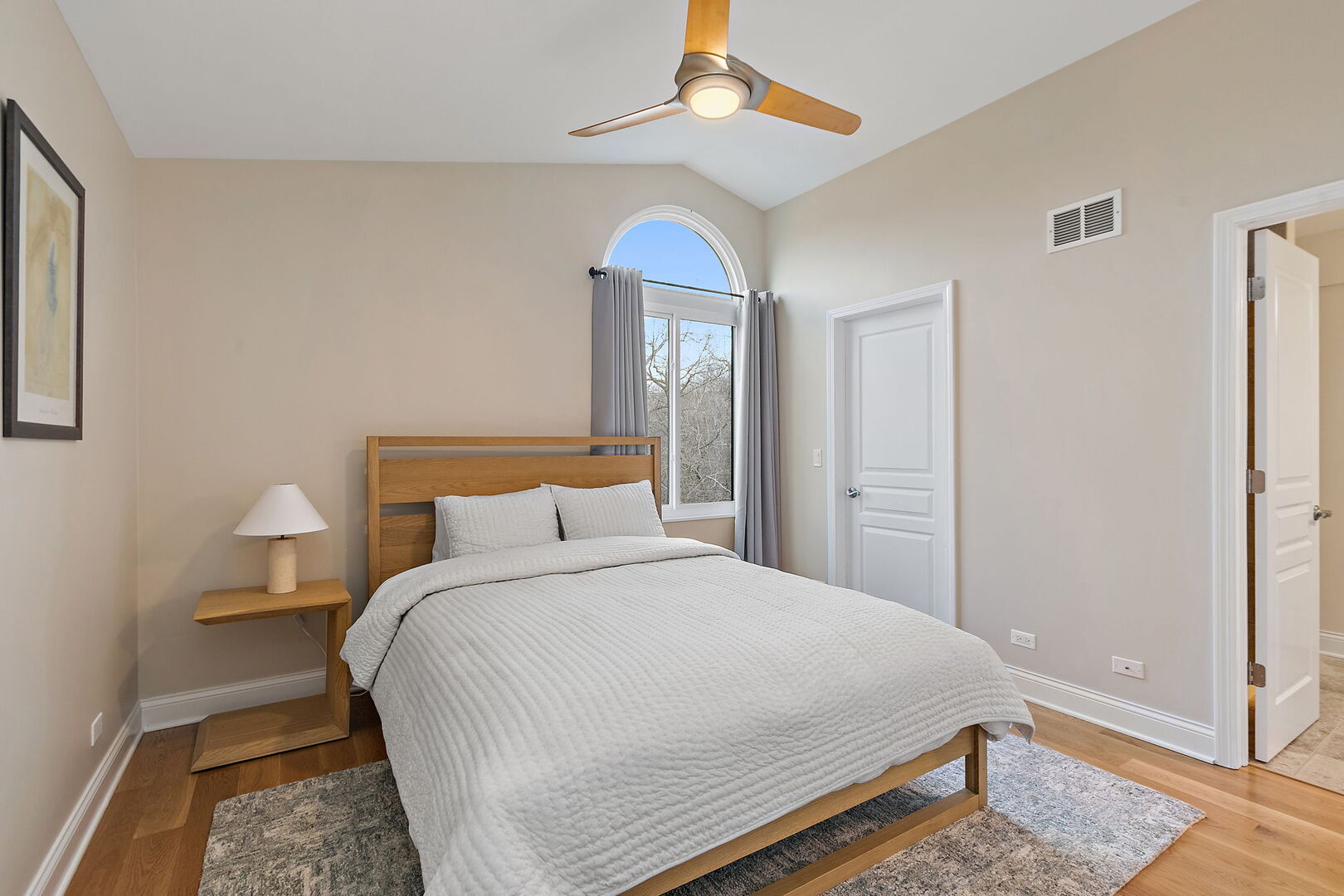 233 North Bay Court Unit: 1121