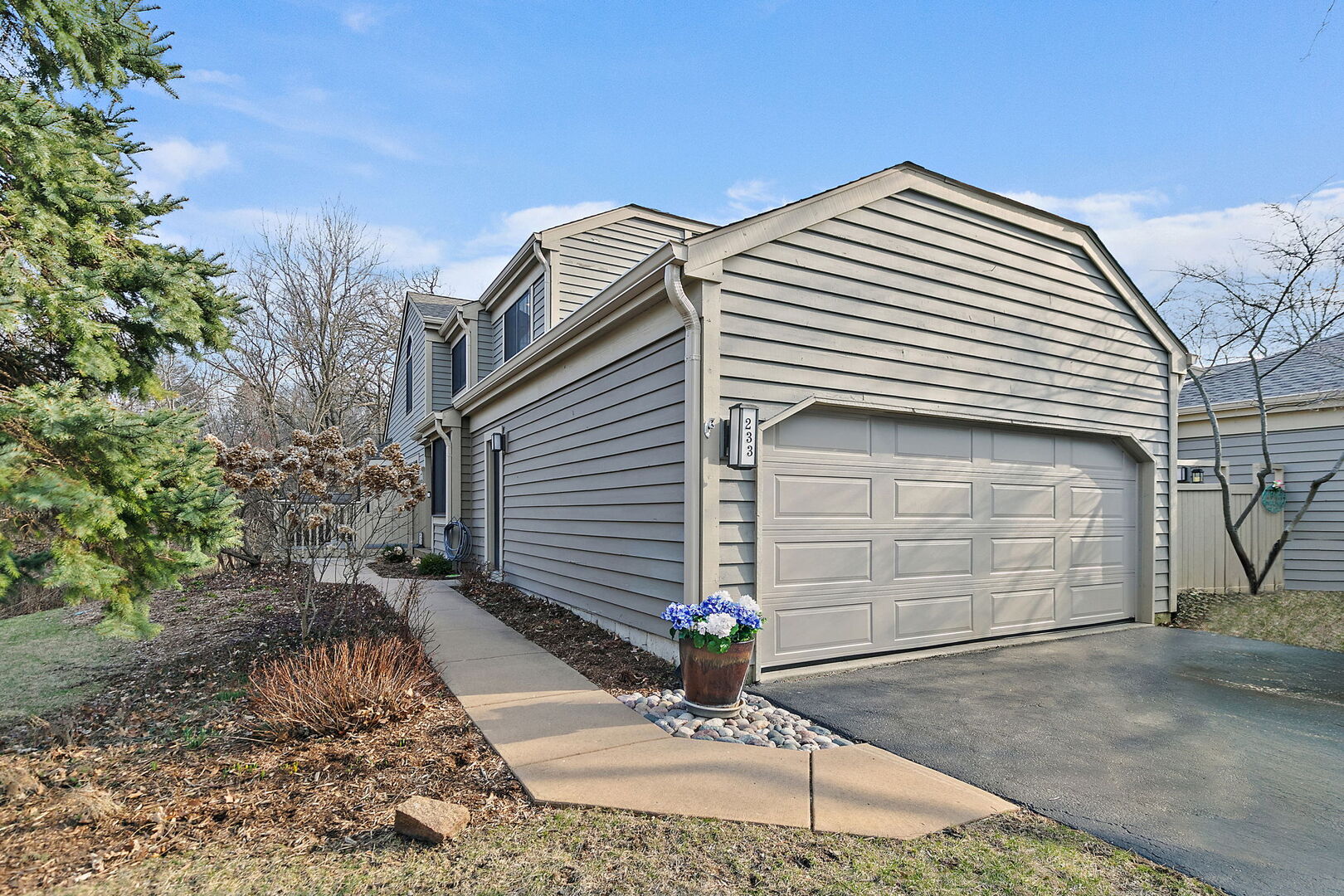 233 North Bay Court Unit: 1121