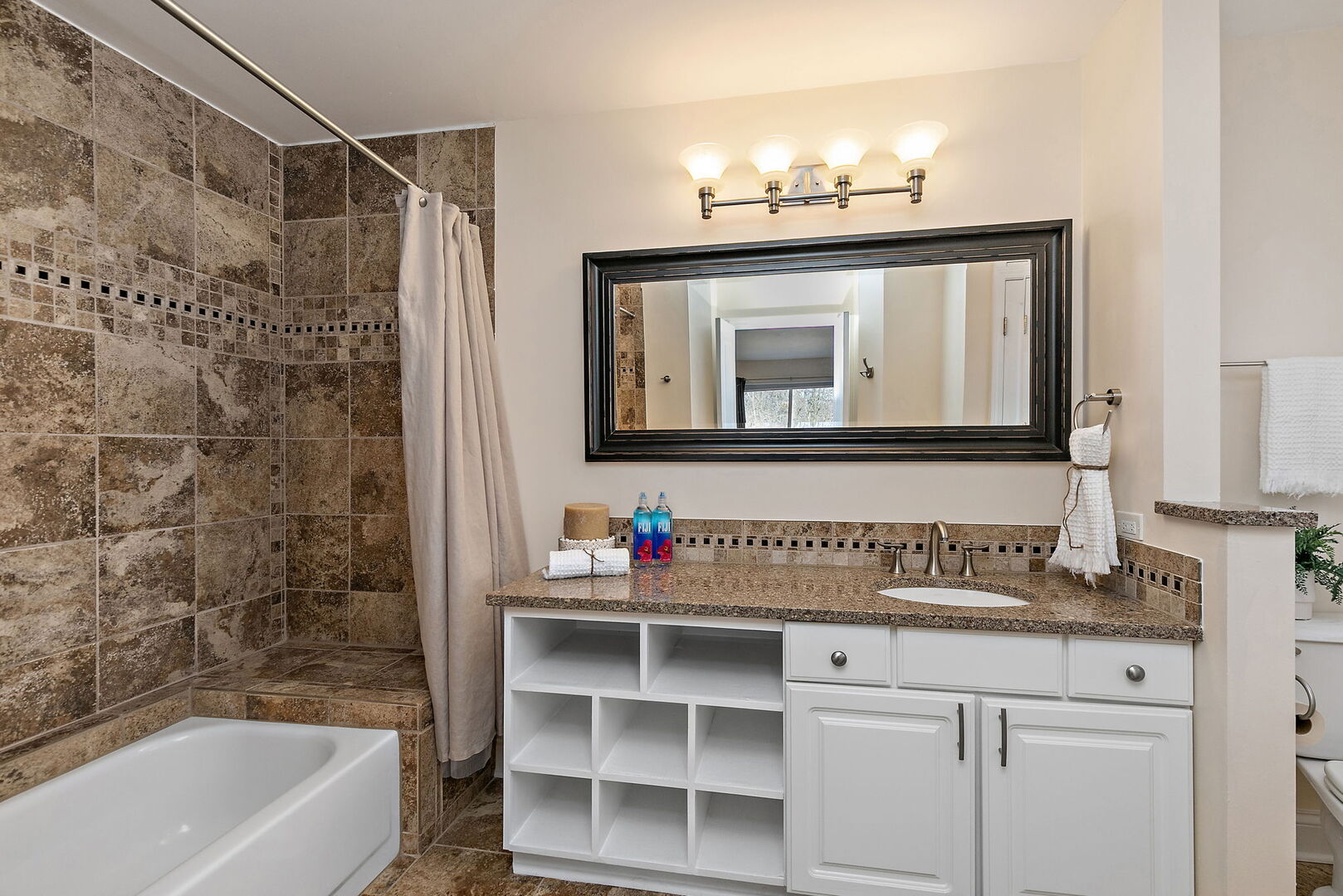 233 North Bay Court Unit: 1121