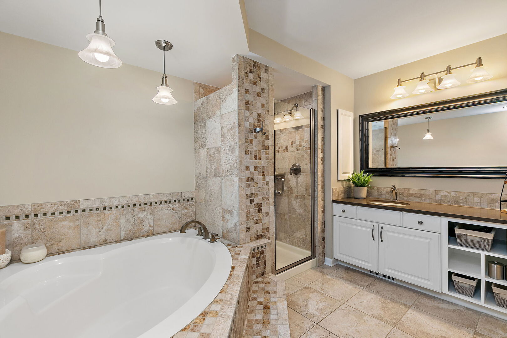 233 North Bay Court Unit: 1121