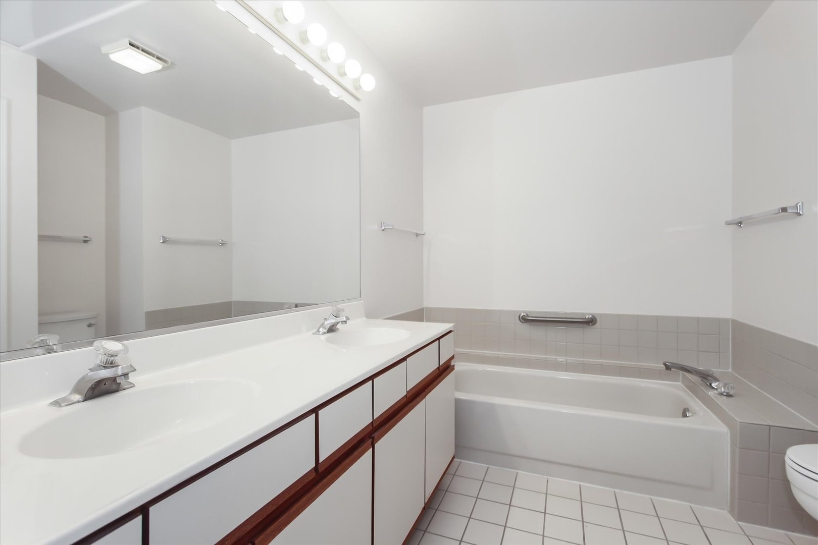 928 LONGMEADOW Court Unit: 1016