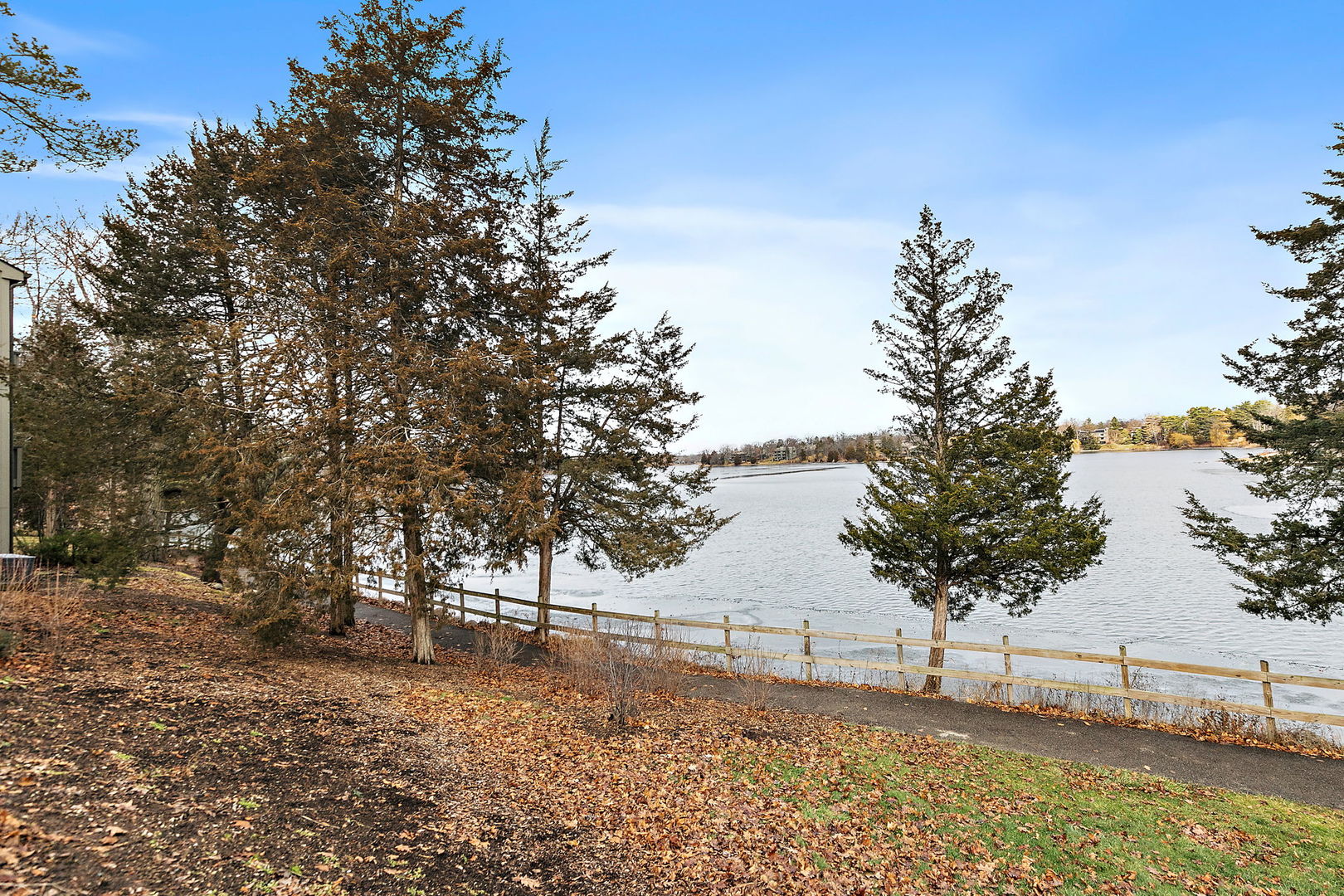 25 Shoreline Road