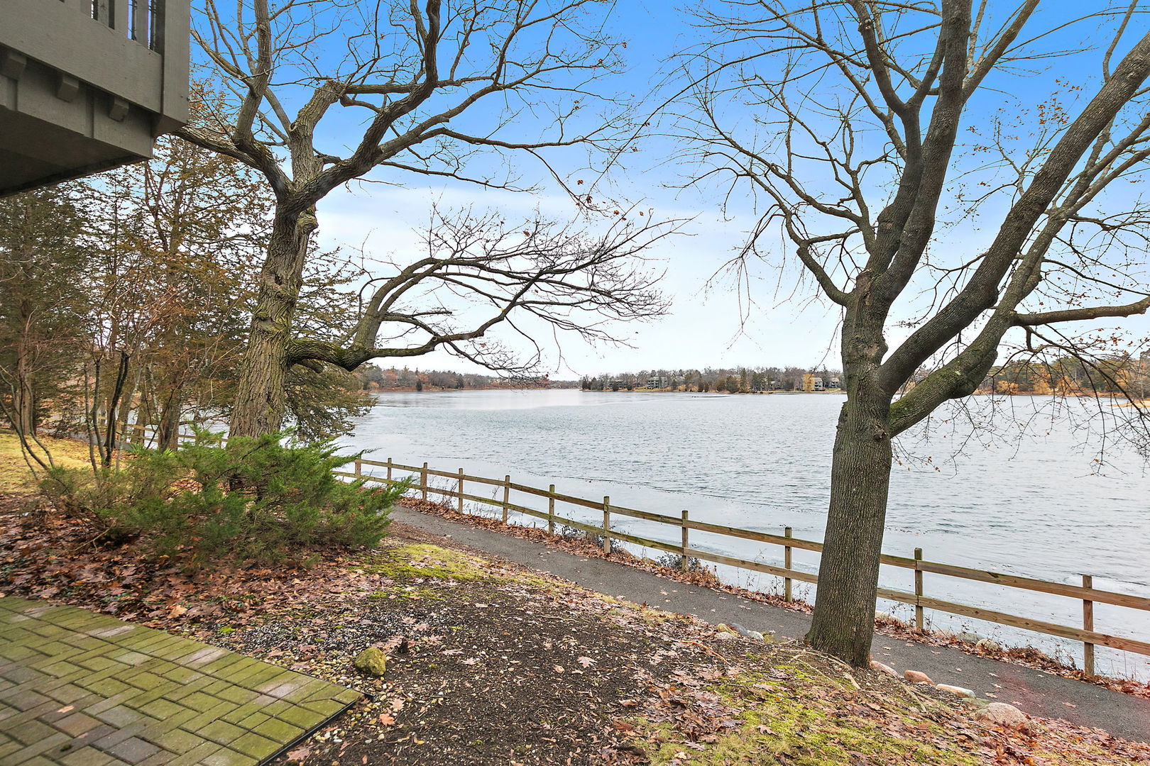 25 Shoreline Road