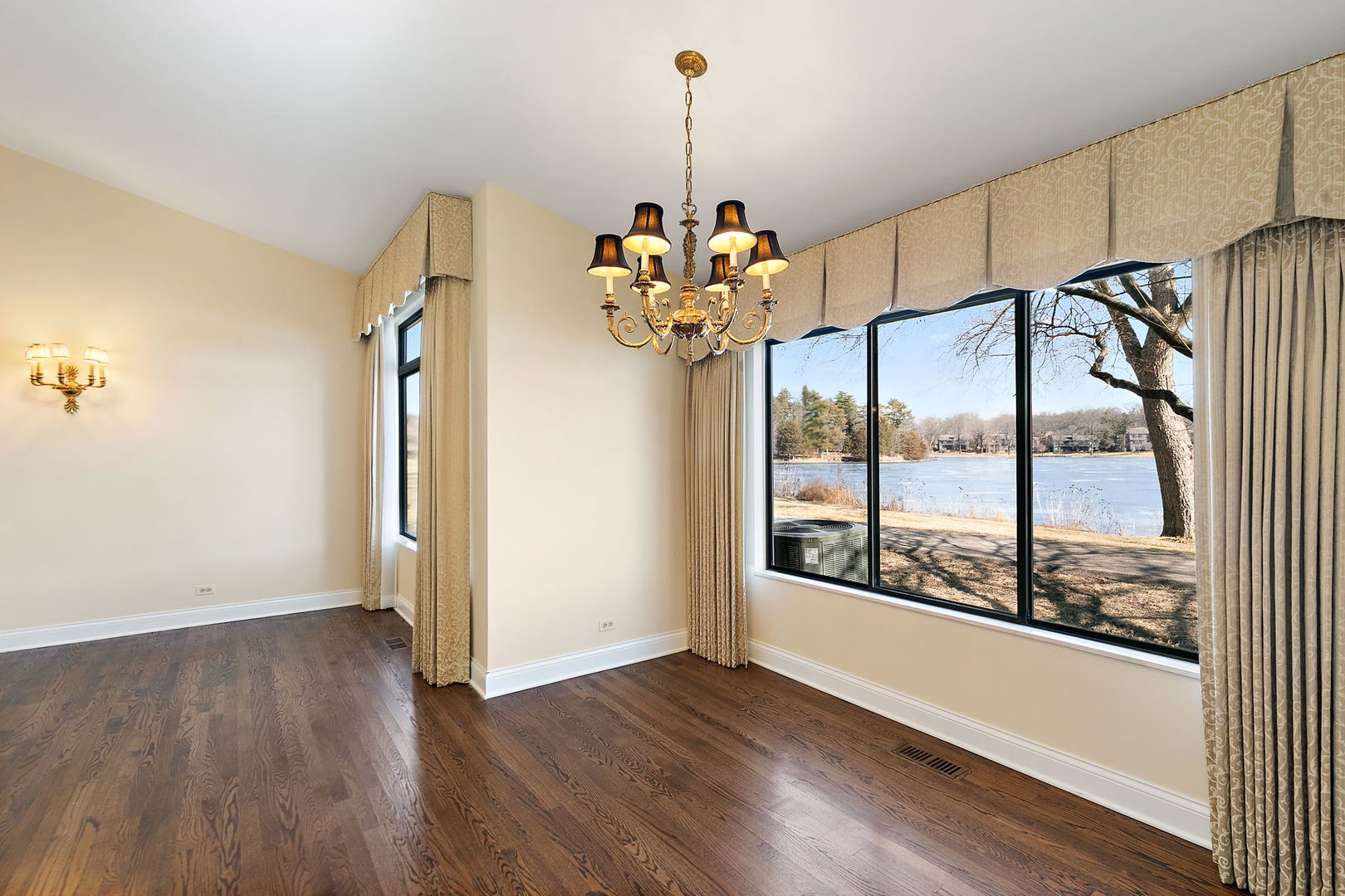 709 Woodbridge Court Unit: 709