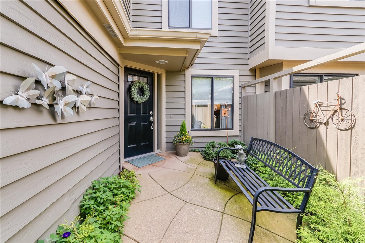 447 WHITE OAK Lane Unit: 1135B