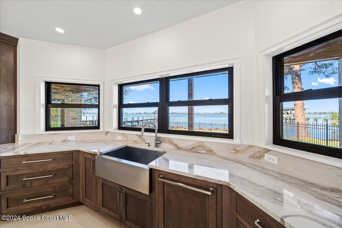 1316 S Riverside Drive