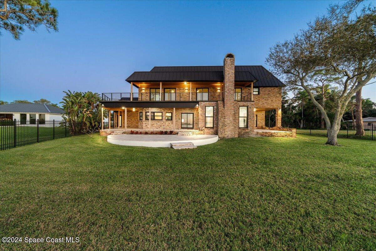 1316 S Riverside Drive