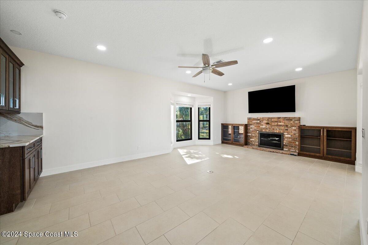 1316 S Riverside Drive