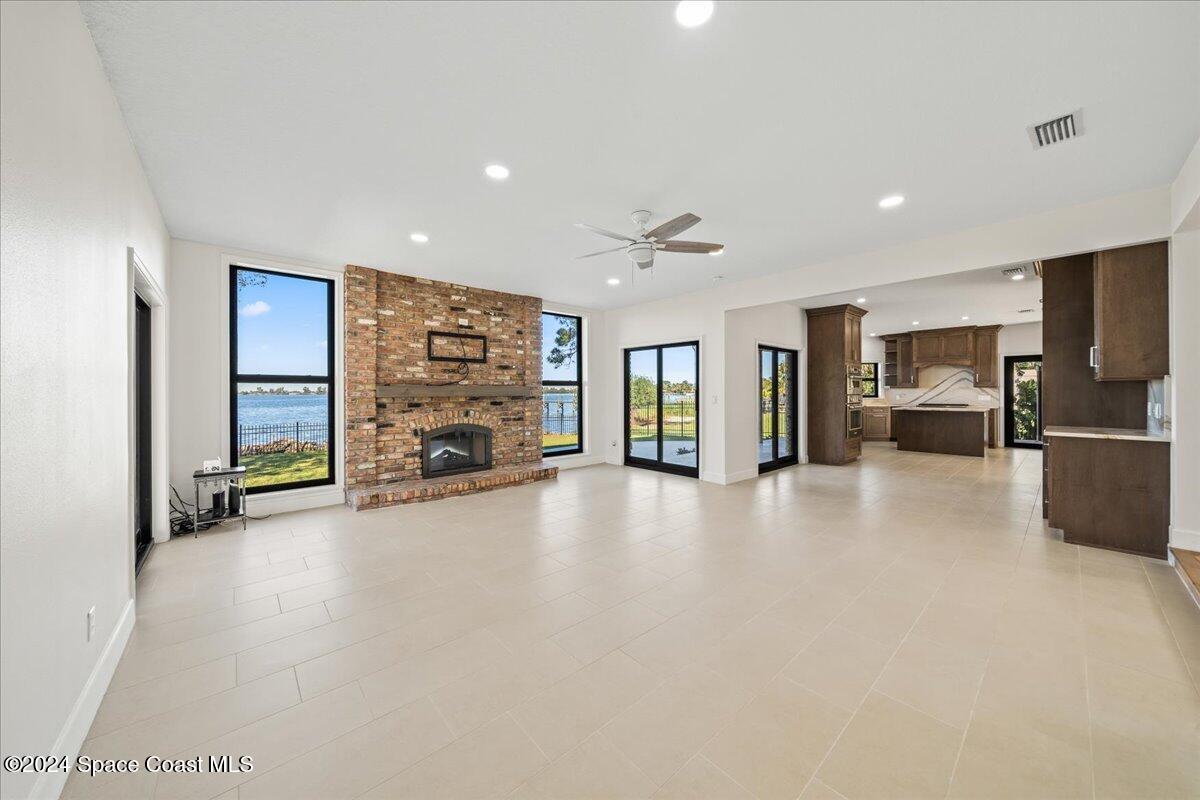 1316 S Riverside Drive