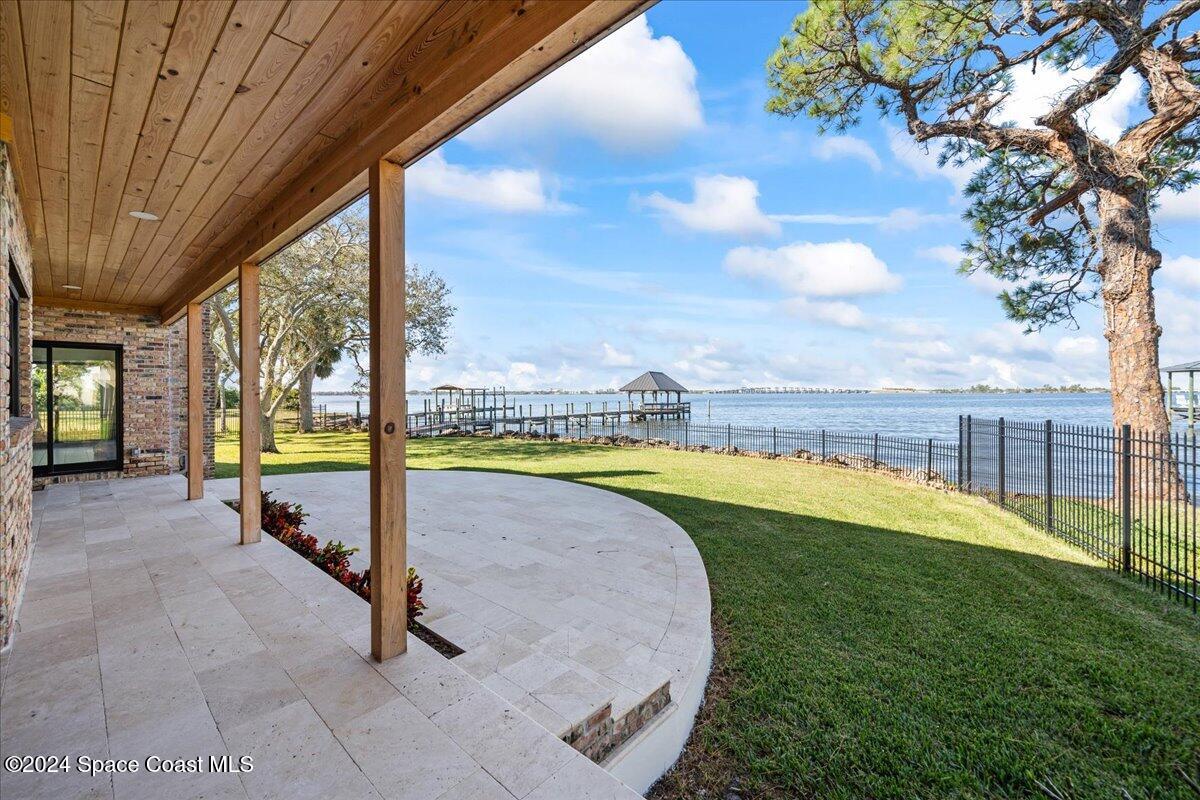 1316 S Riverside Drive