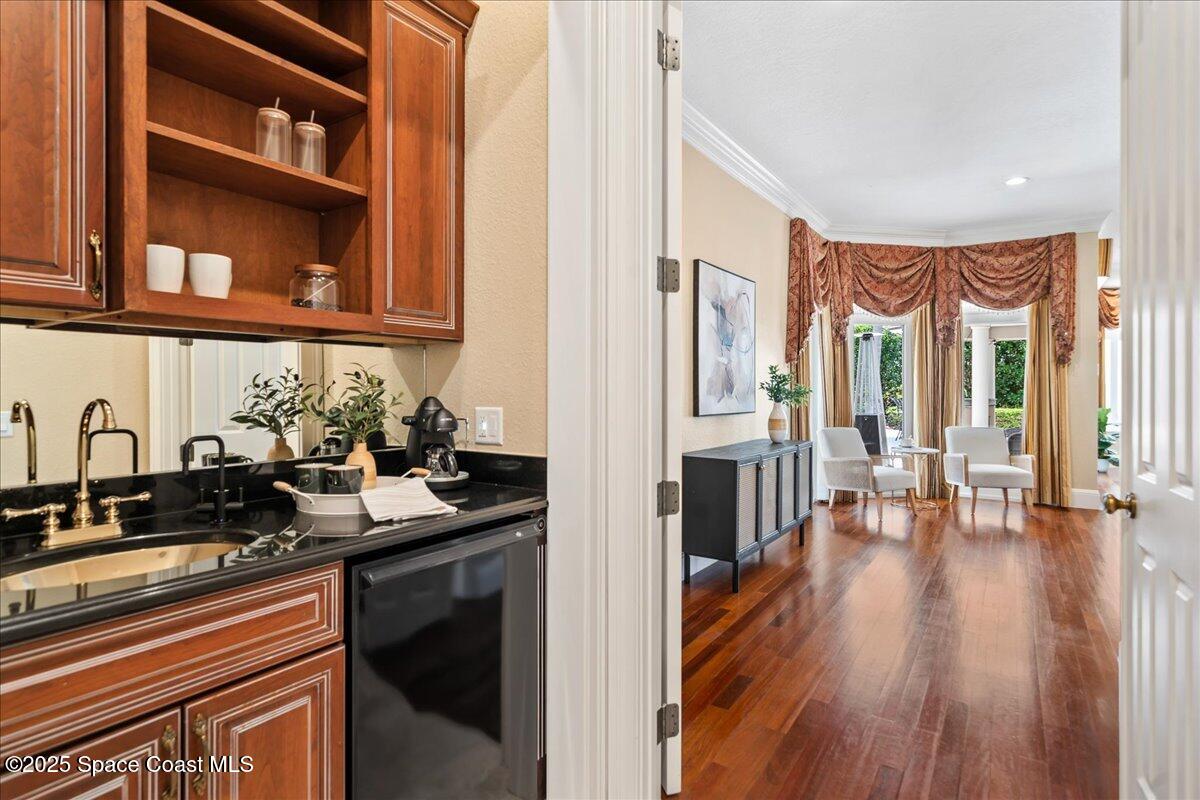 240 Lansing Island Drive