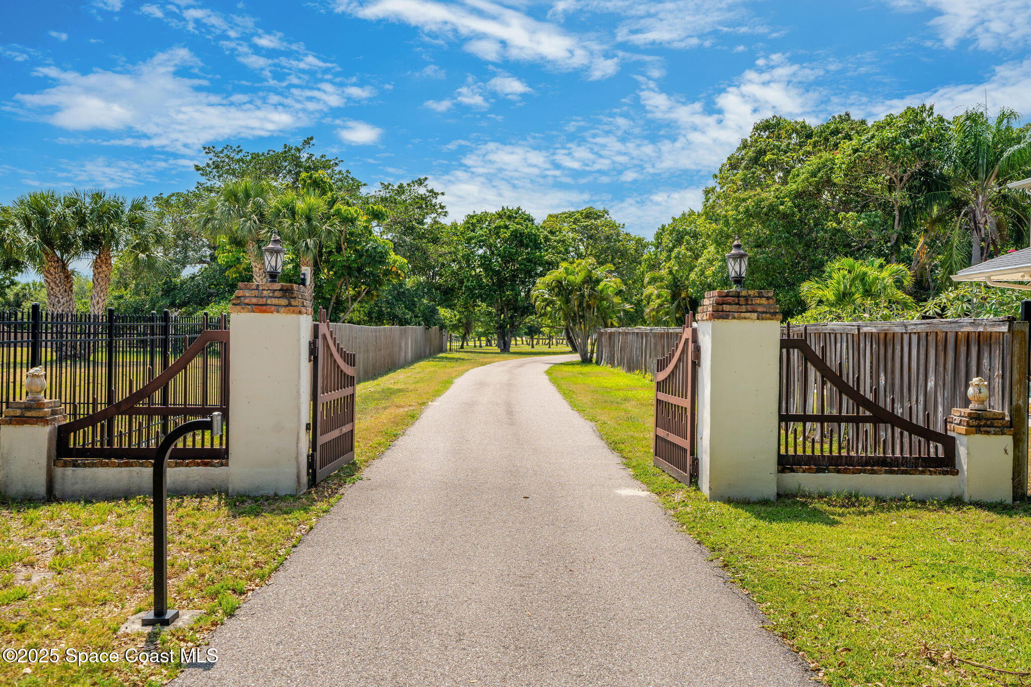 7021 S Tropical Trail