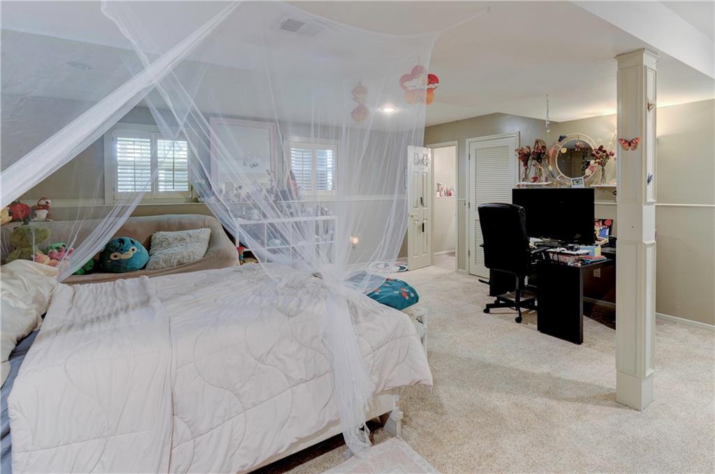 2801 NE ARBOR Court