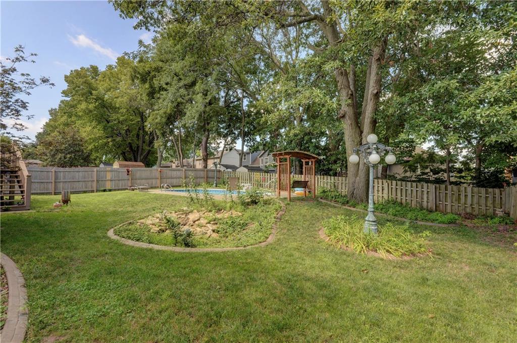 2801 NE ARBOR Court