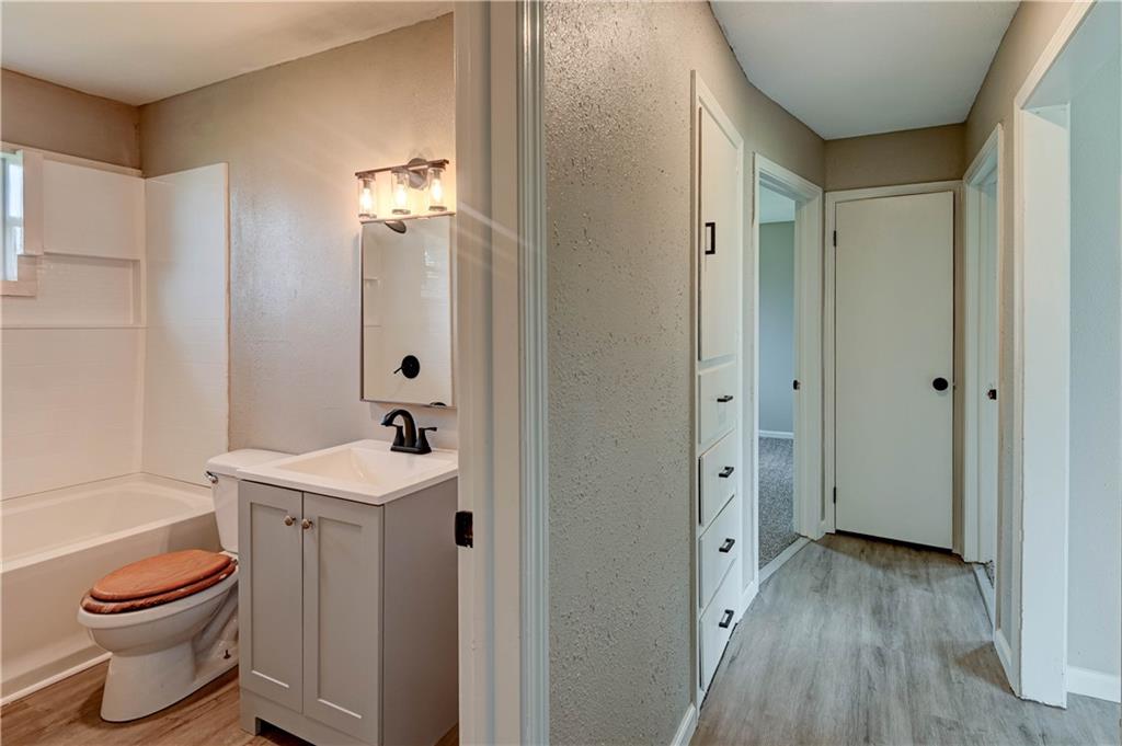 101 E Meadowbrook Court