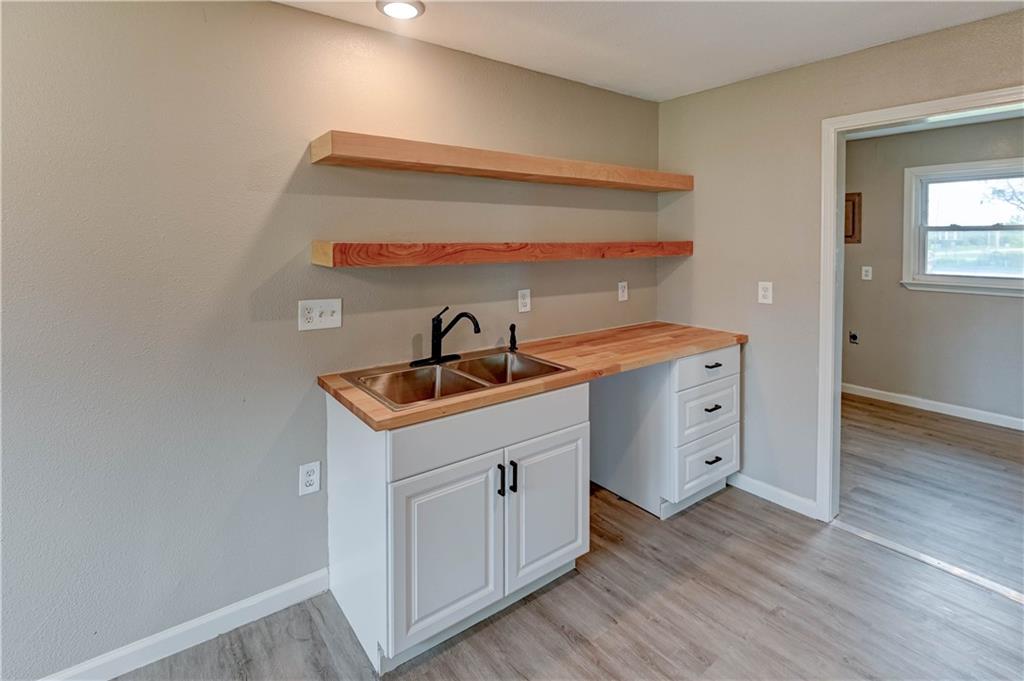 101 E Meadowbrook Court