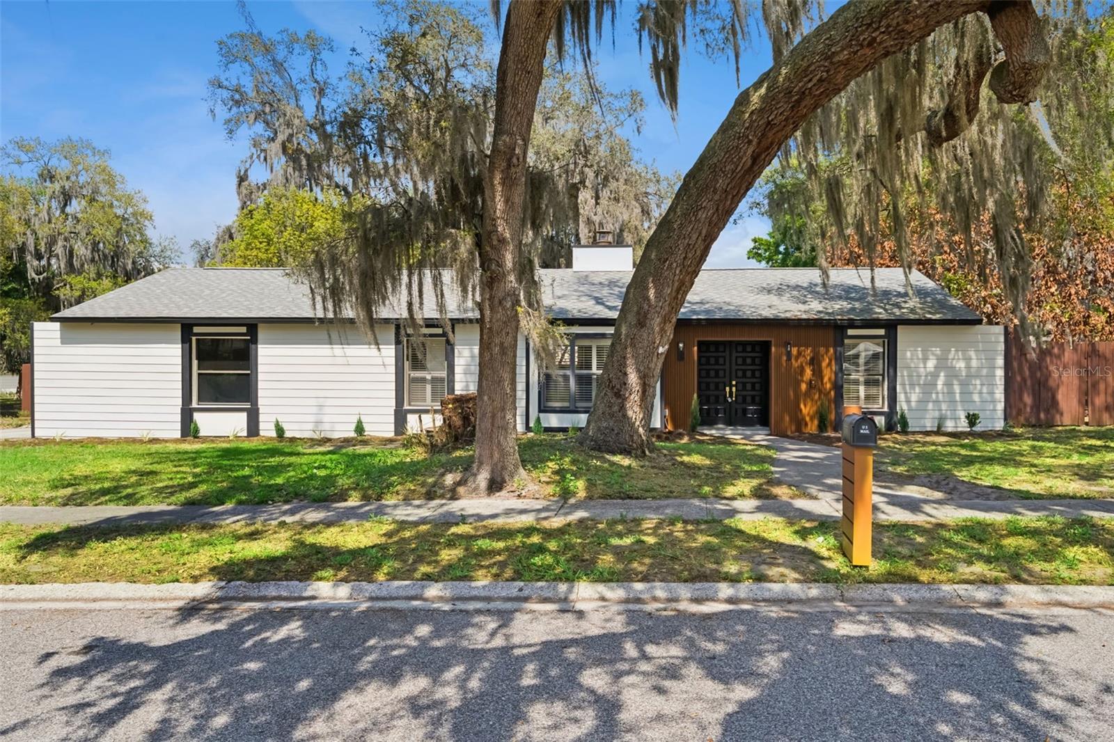 418 E LAKESHORE DR