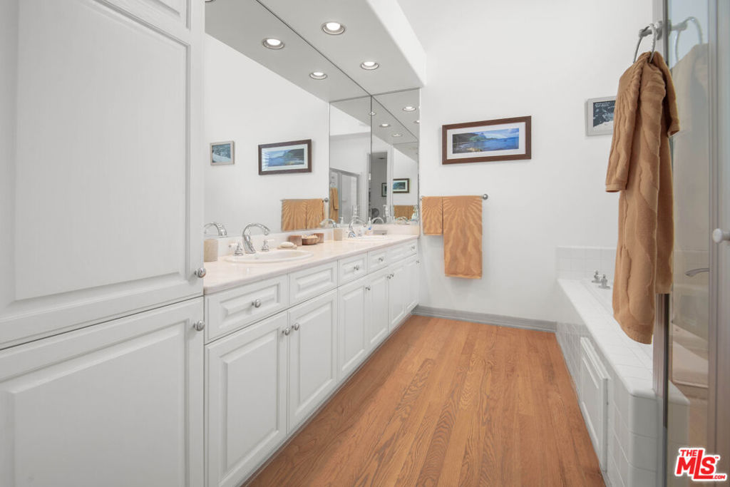 6435 Zumirez Drive 21