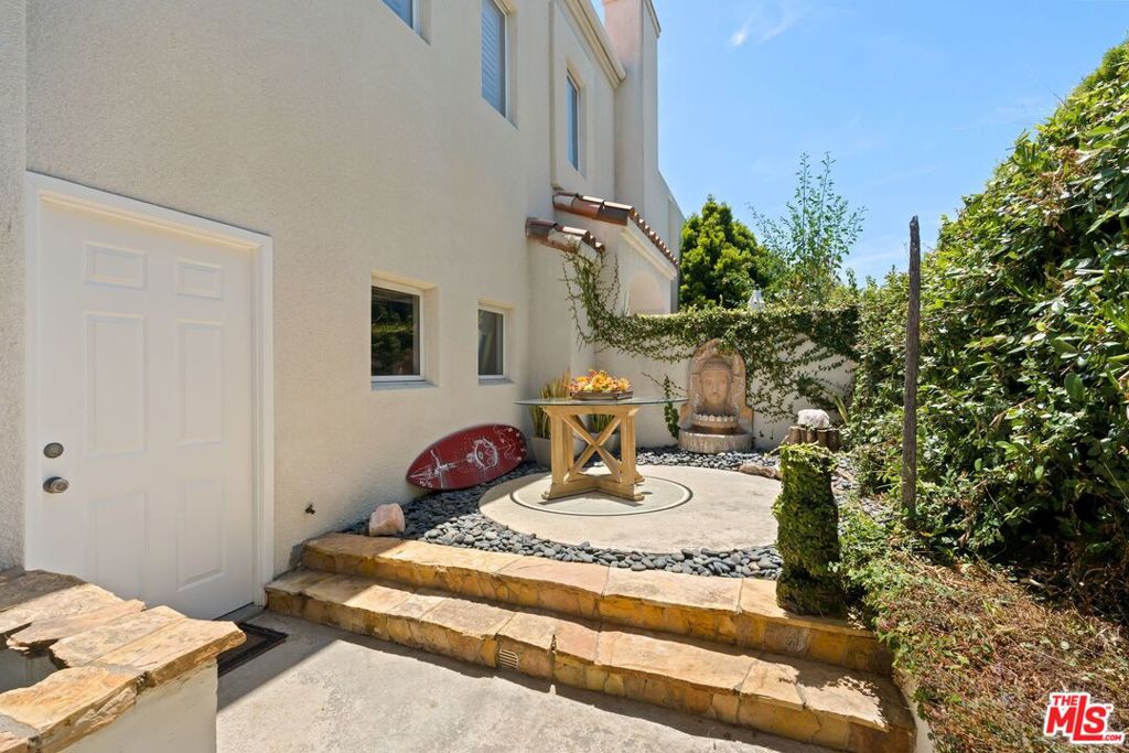 6435 Zumirez Drive 21
