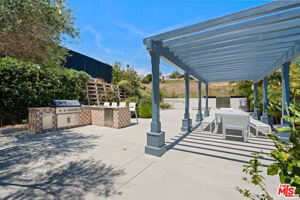 6435 Zumirez Drive 21
