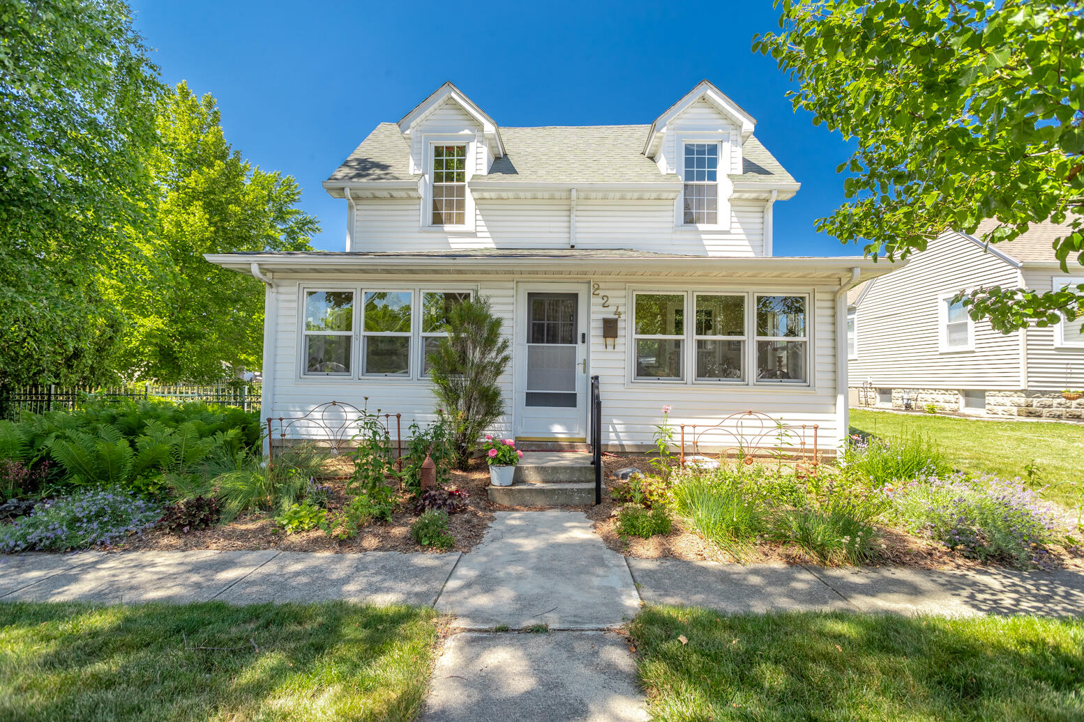 224 W Warner Street