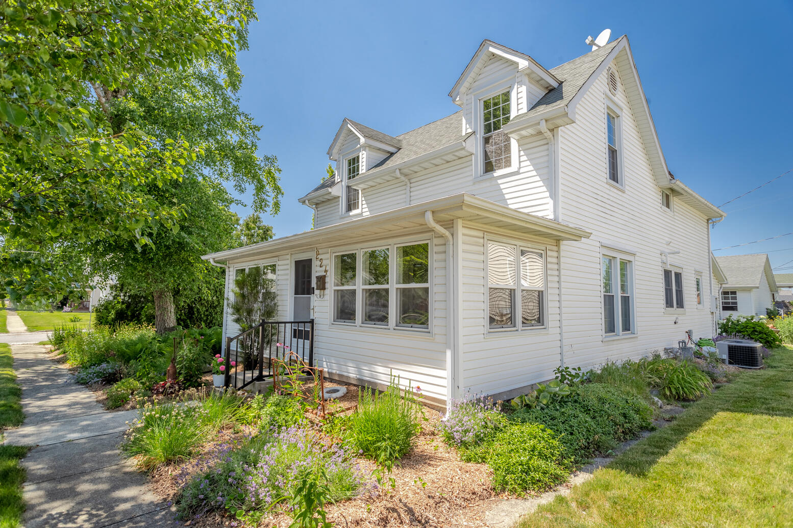 224 W Warner Street
