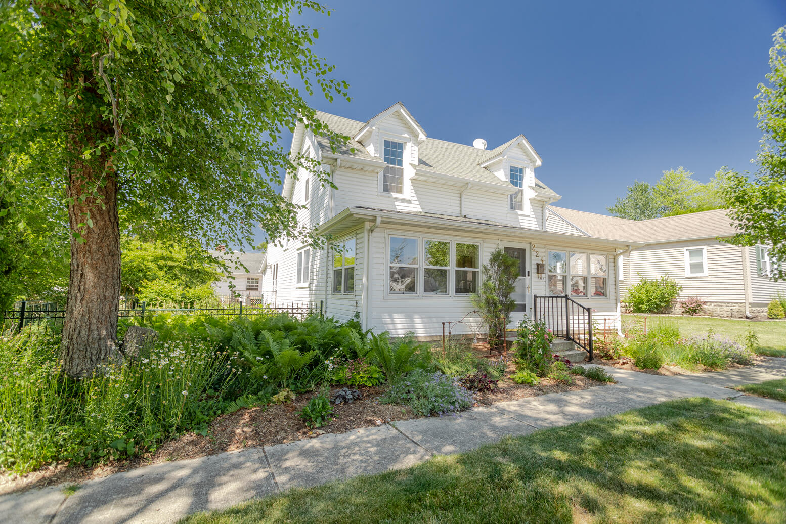 224 W Warner Street
