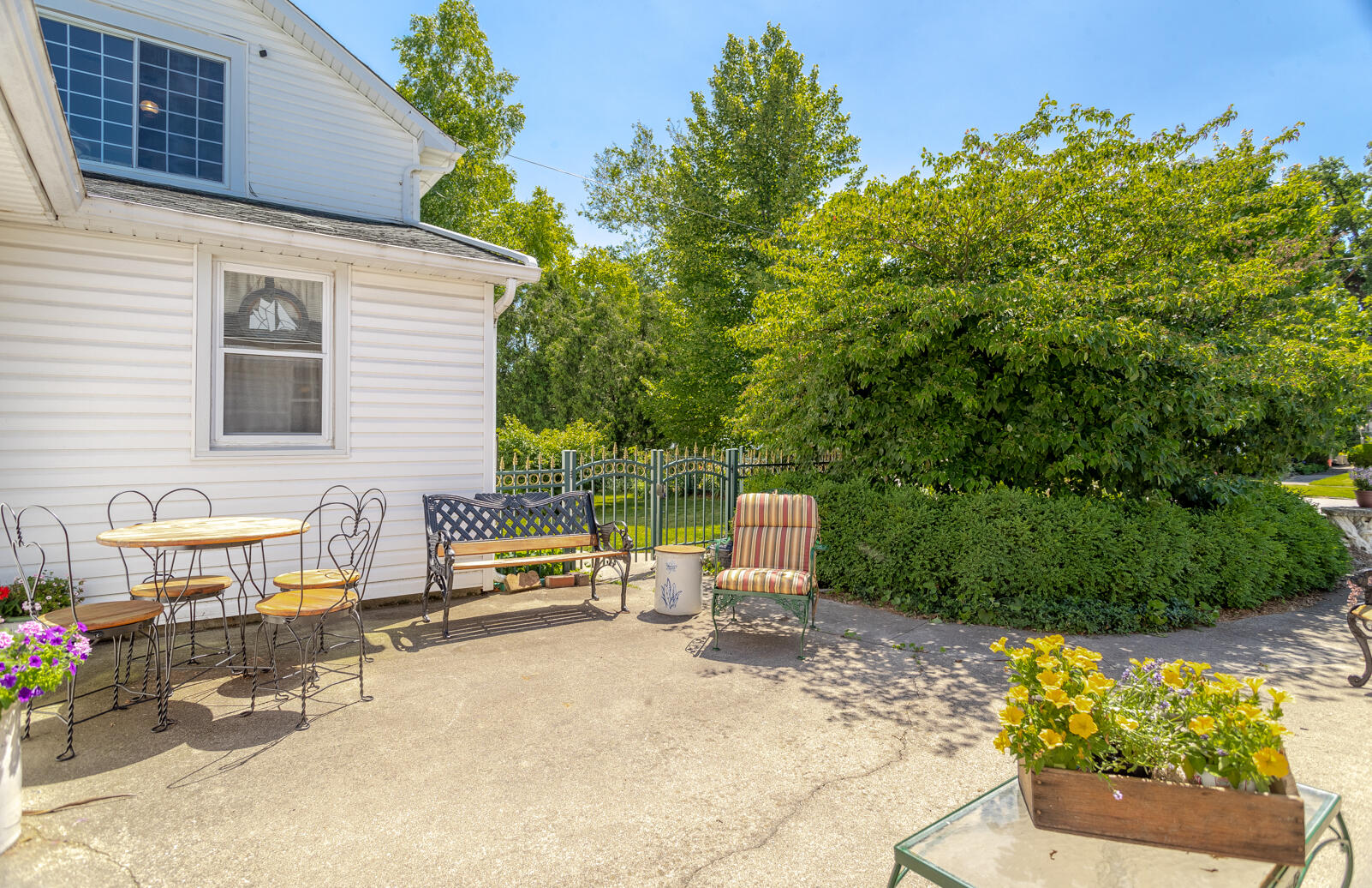 224 W Warner Street