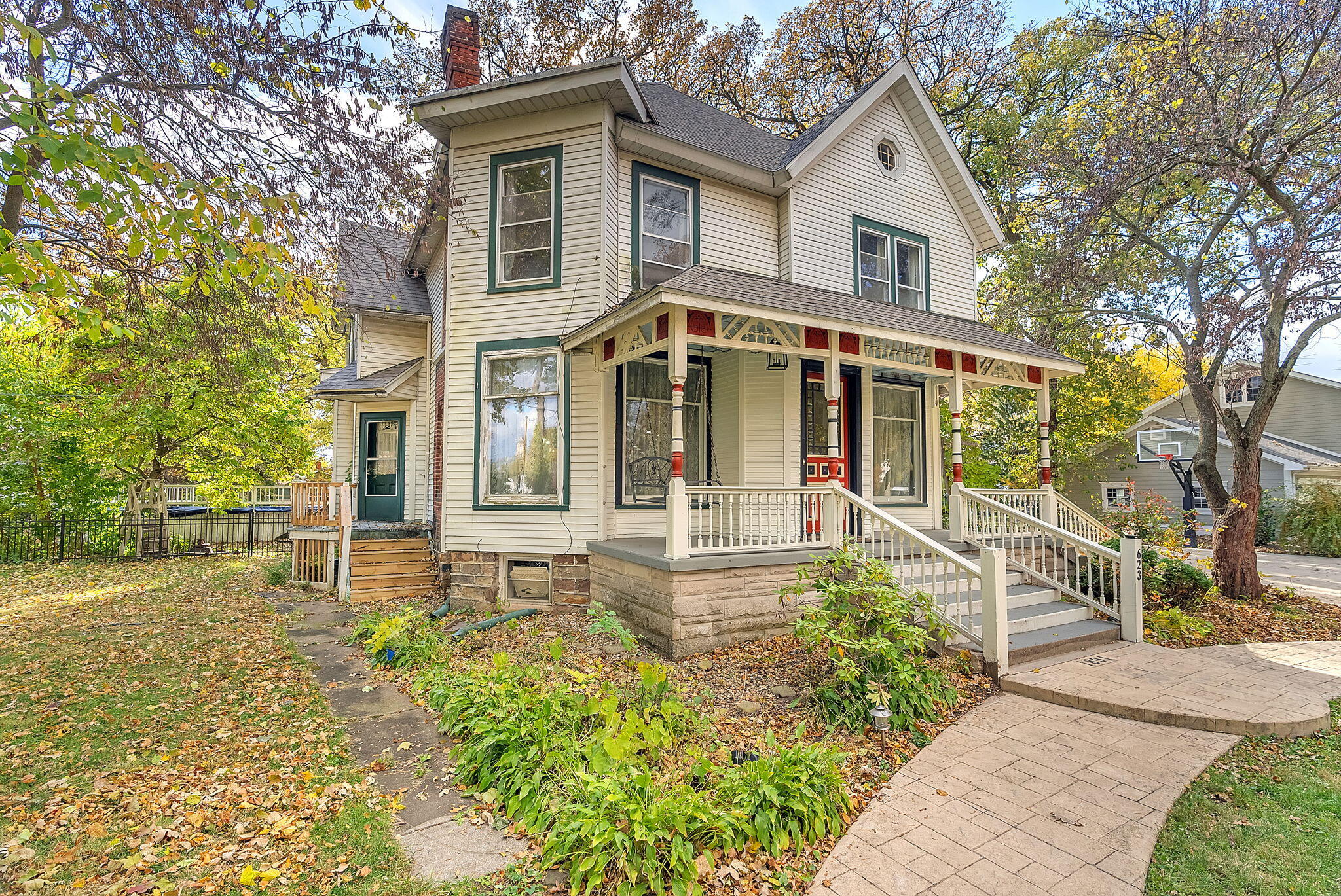 623 W Milroy Avenue