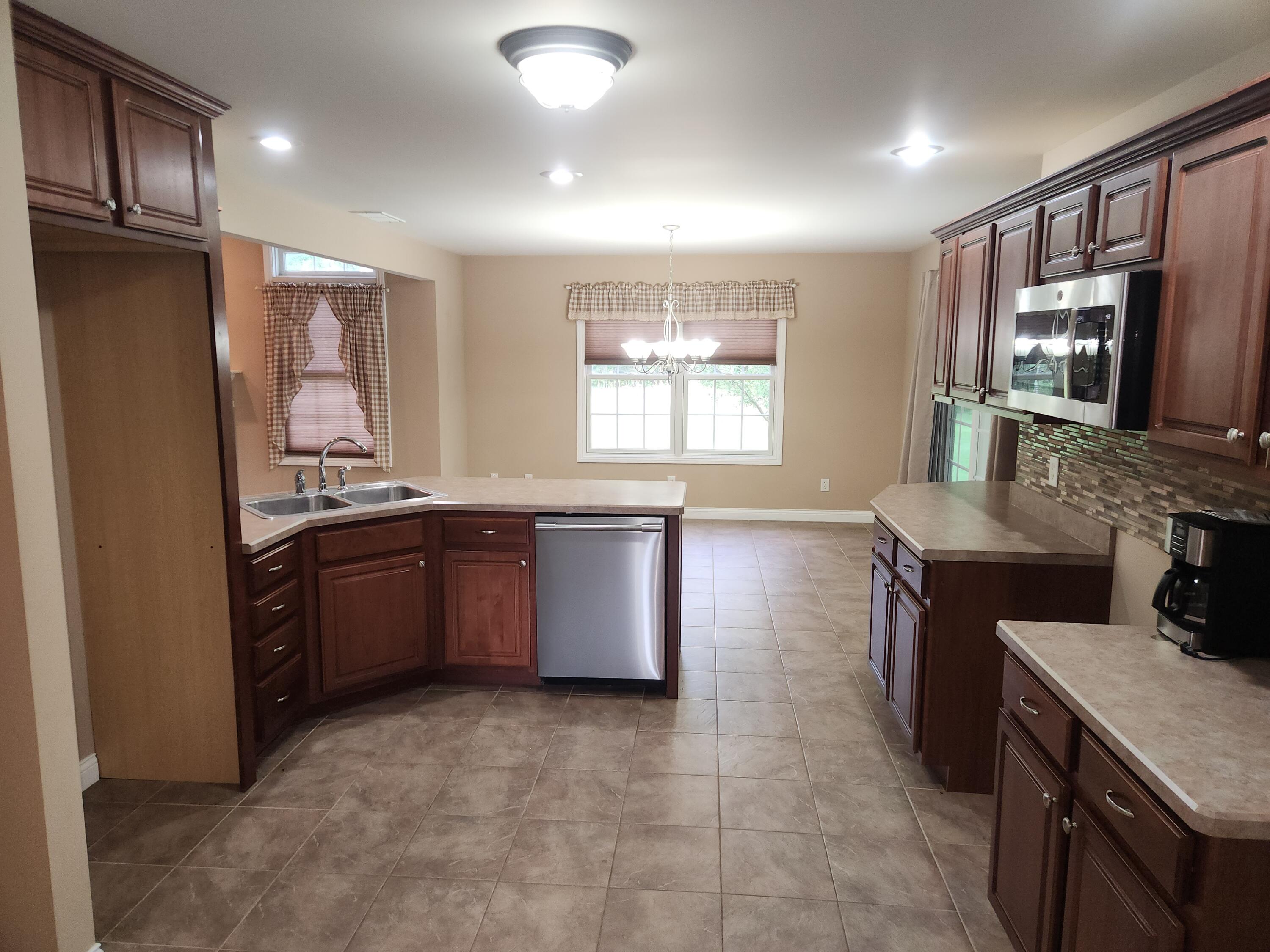325 Forsythia Street SE