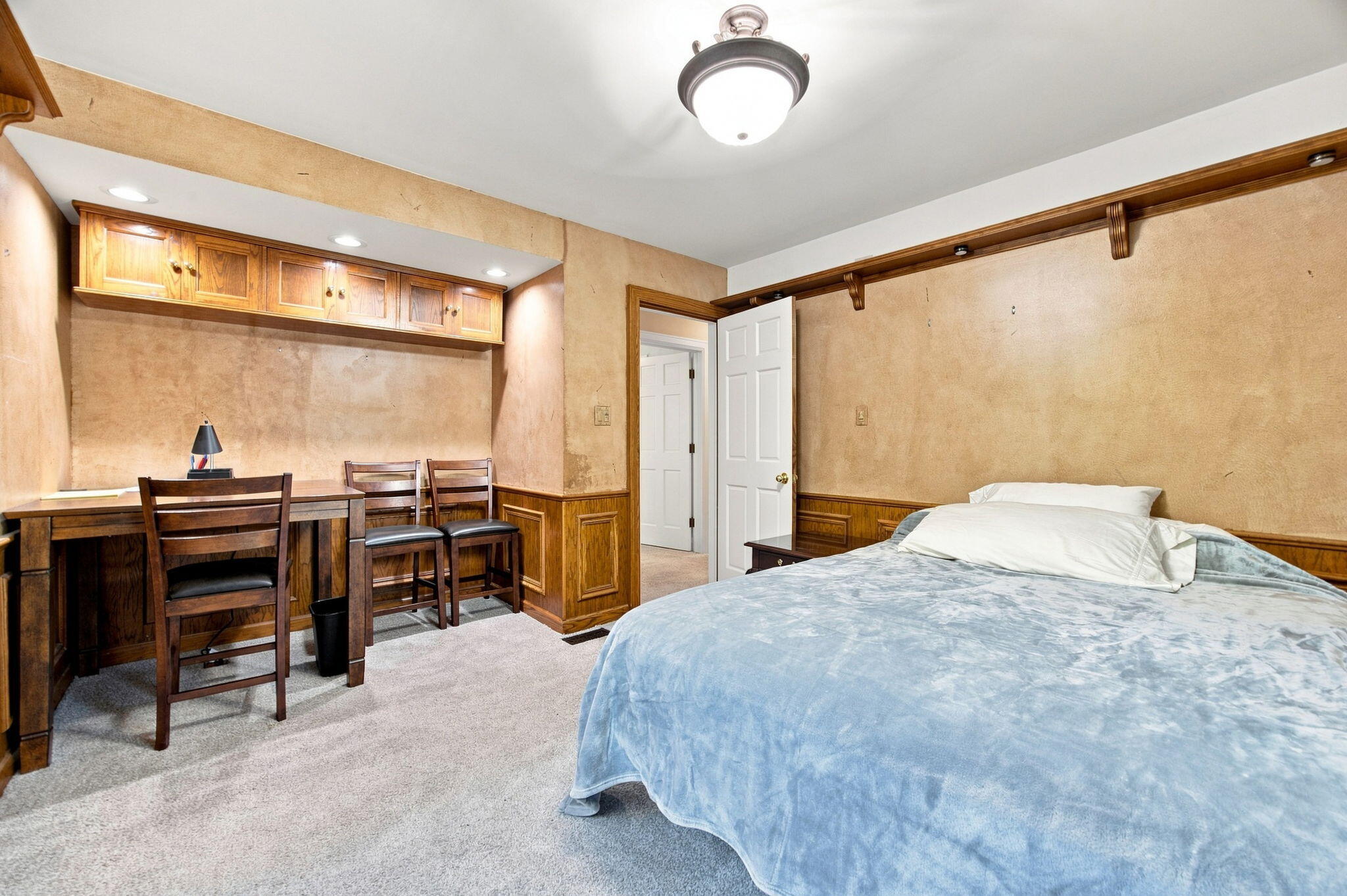 827 W Clark Street