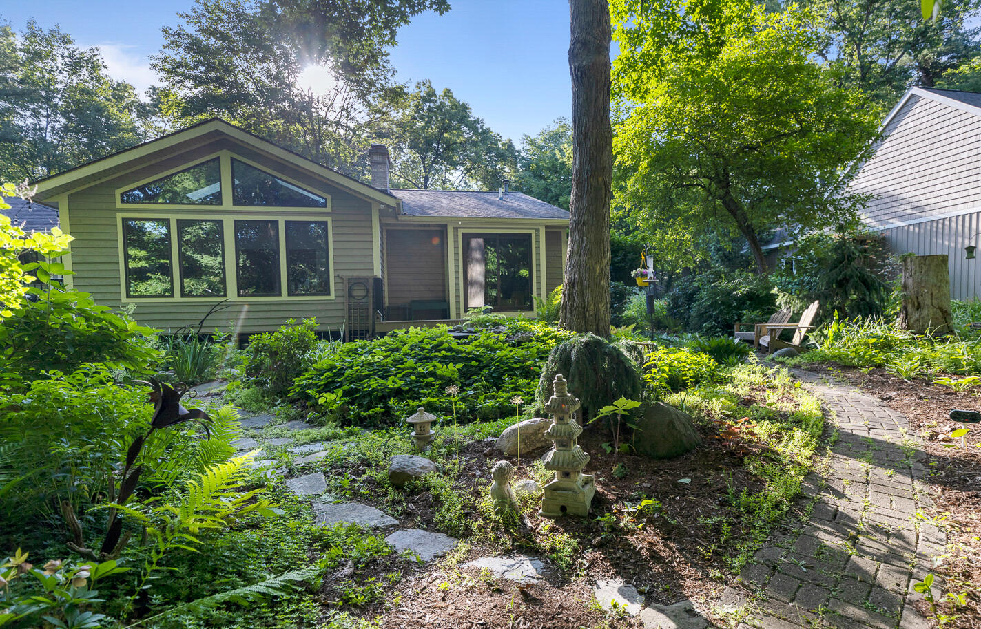 3236 Riverwoods Drive NE