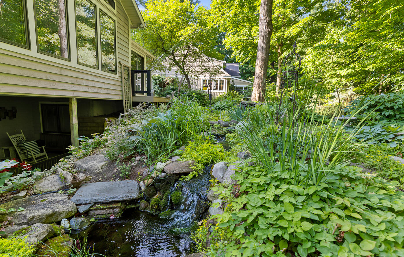 3236 Riverwoods Drive NE