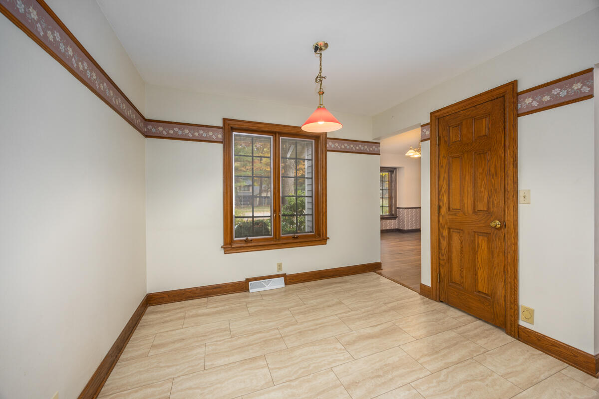 3236 Riverwoods Drive NE