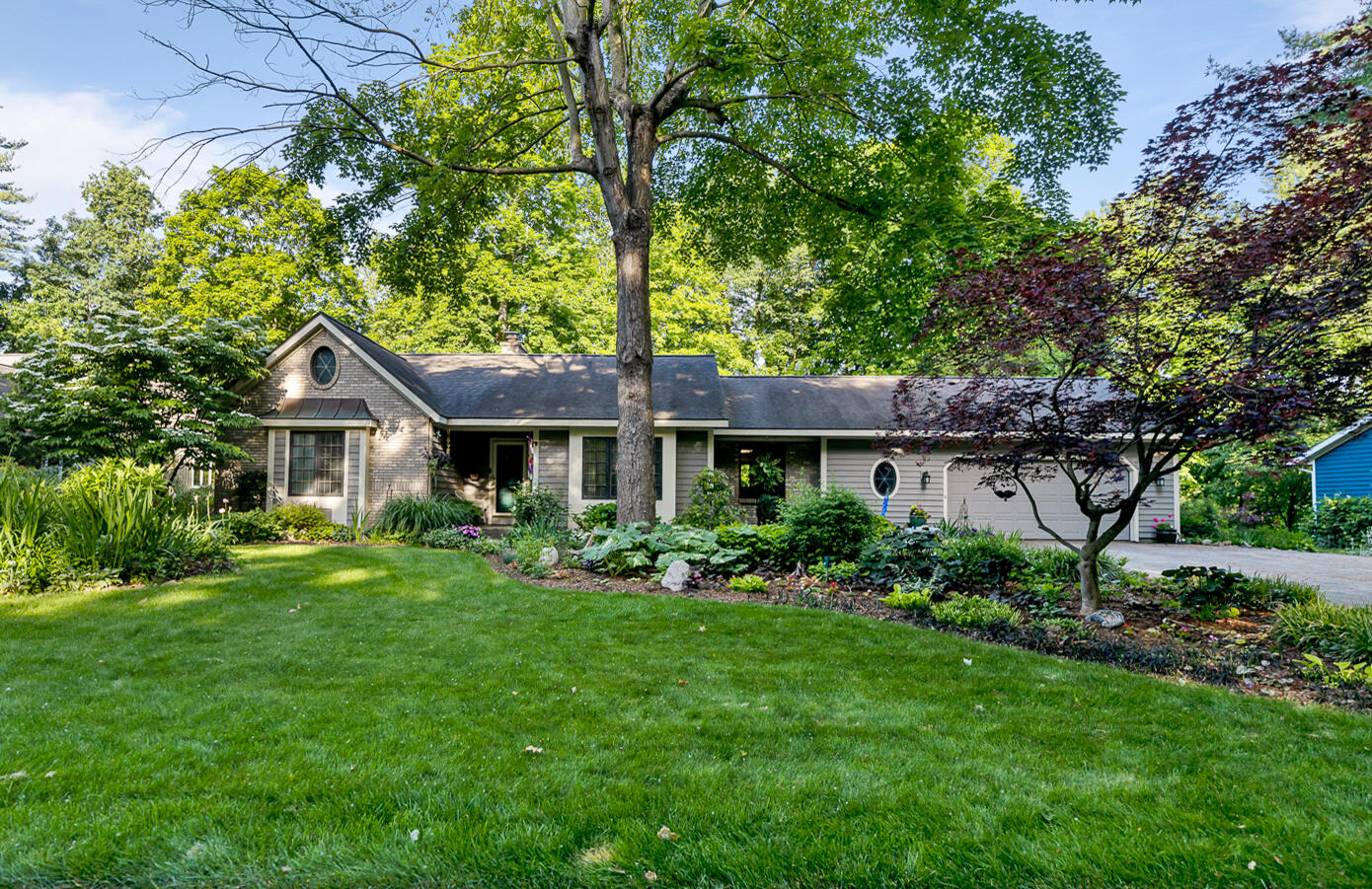 3236 Riverwoods Drive NE