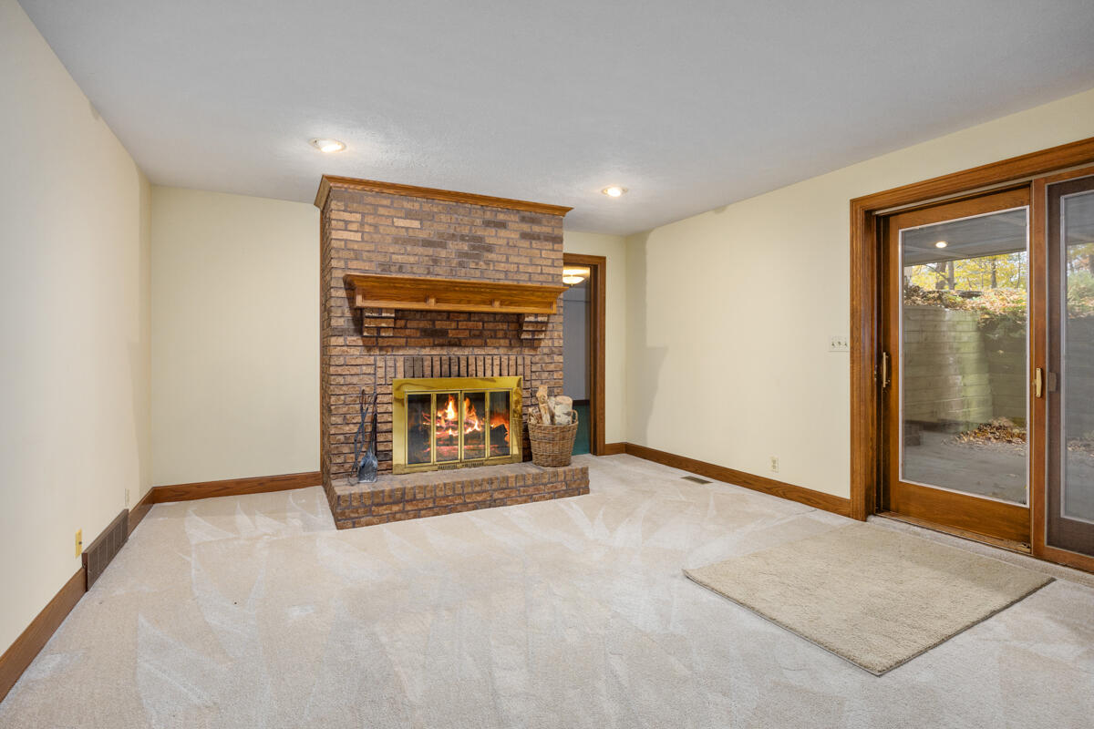 3236 Riverwoods Drive NE