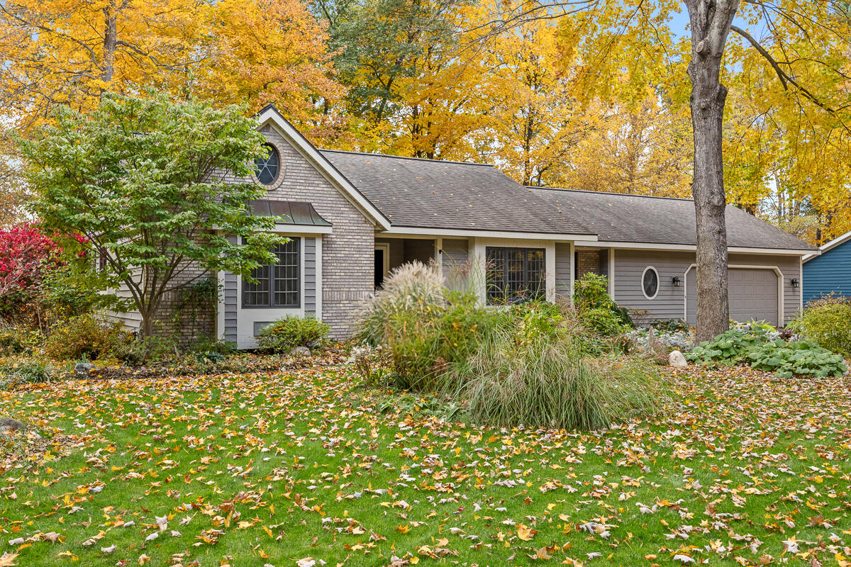 3236 Riverwoods Drive NE