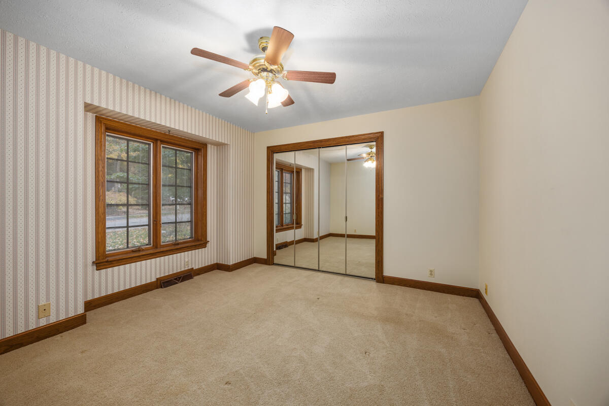 3236 Riverwoods Drive NE