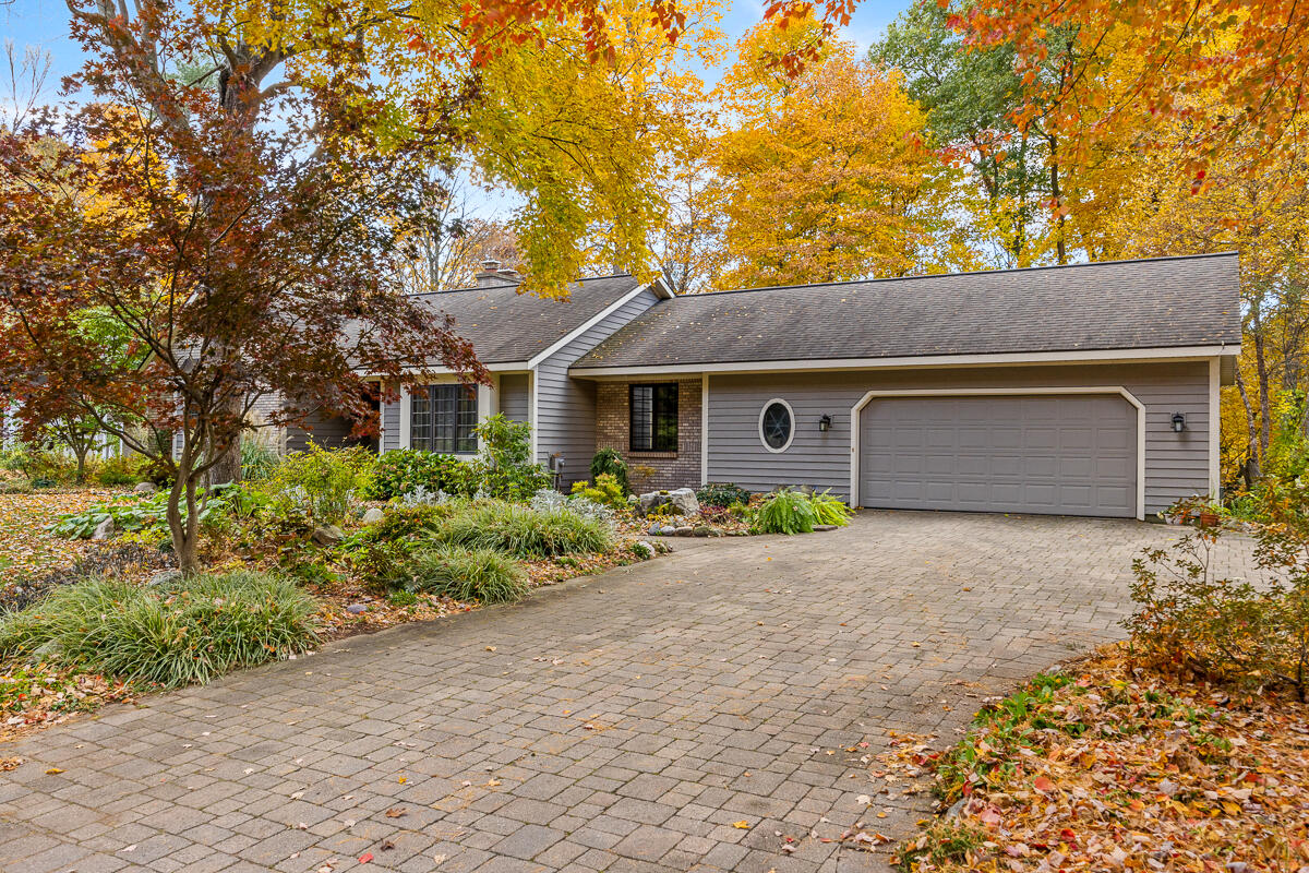 3236 Riverwoods Drive NE