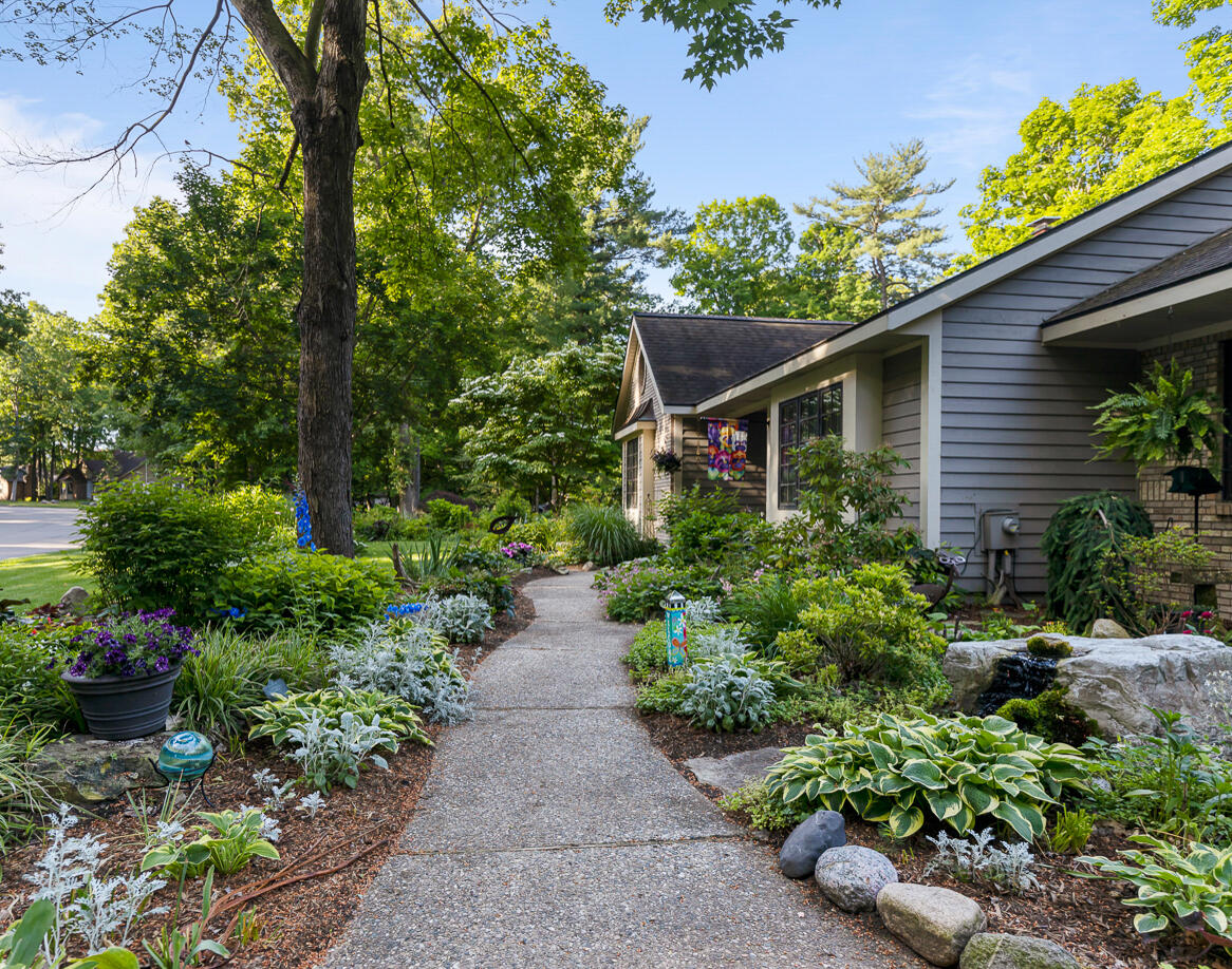 3236 Riverwoods Drive NE