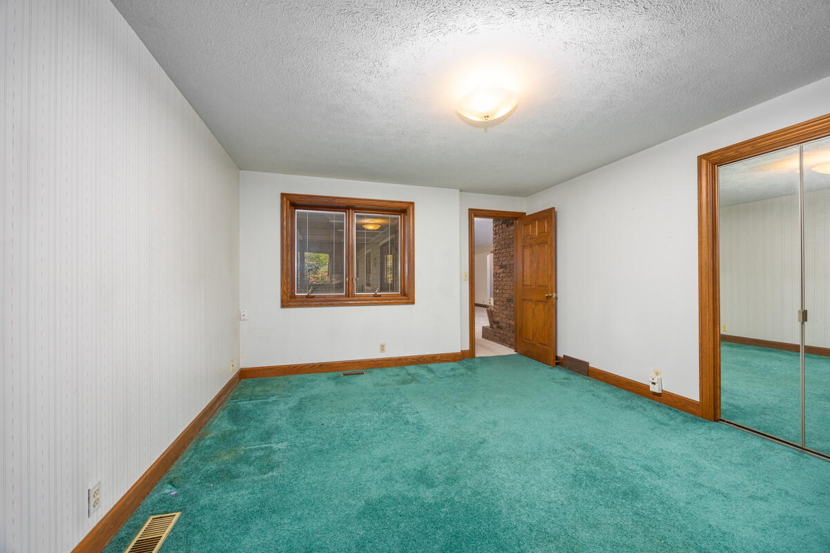 3236 Riverwoods Drive NE