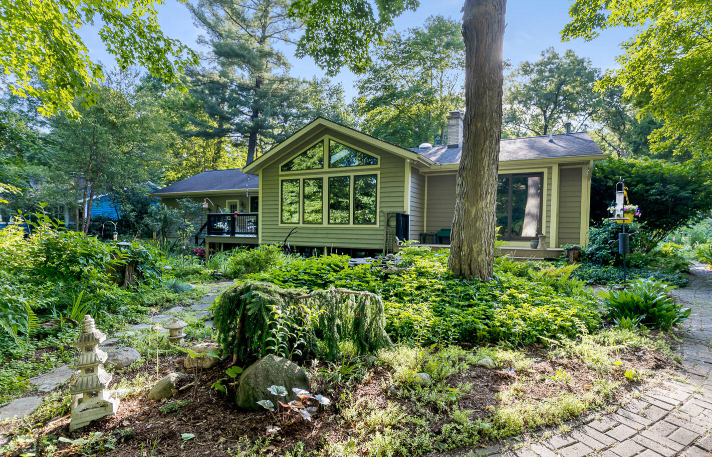 3236 Riverwoods Drive NE