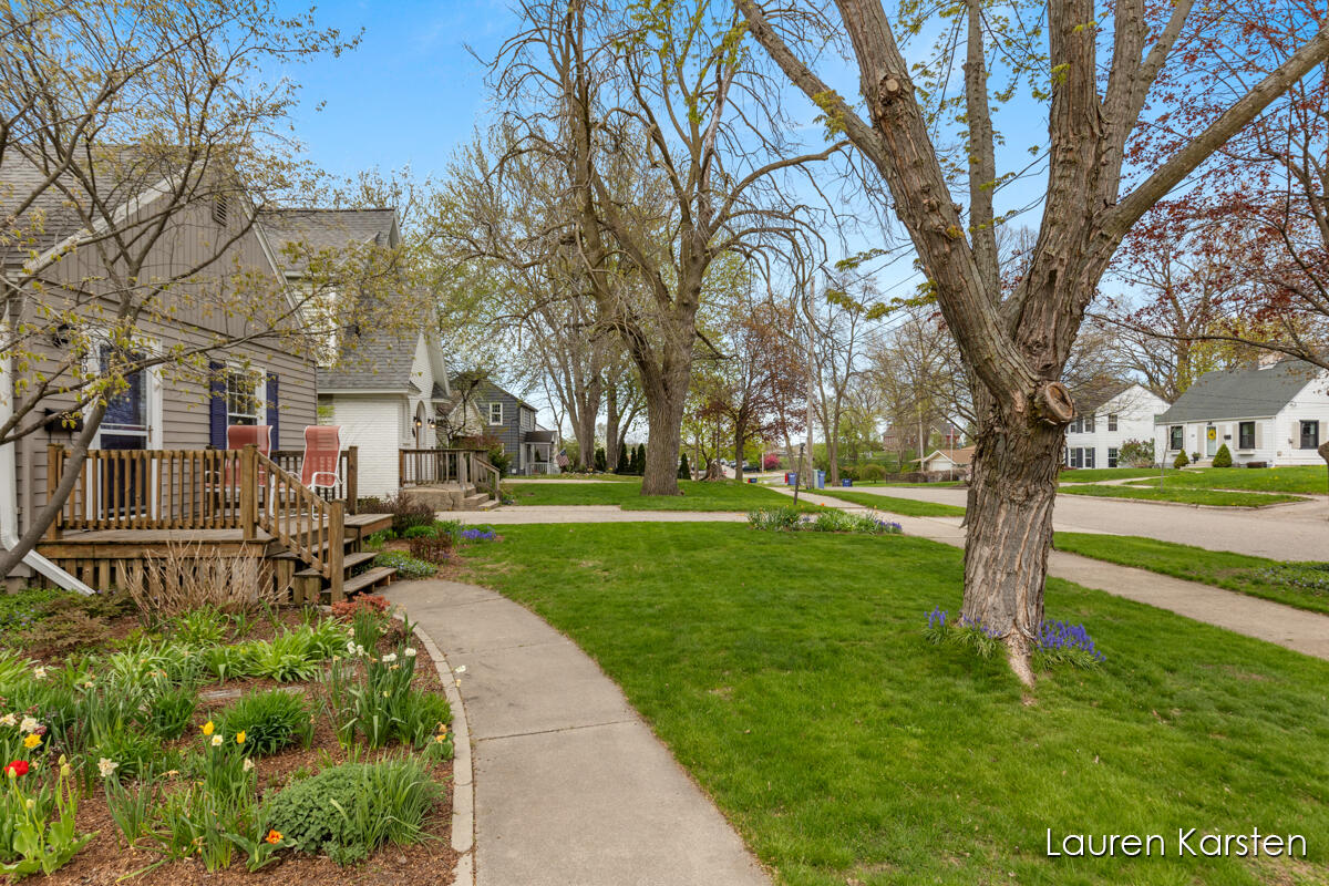 309 Lawndale Avenue NE