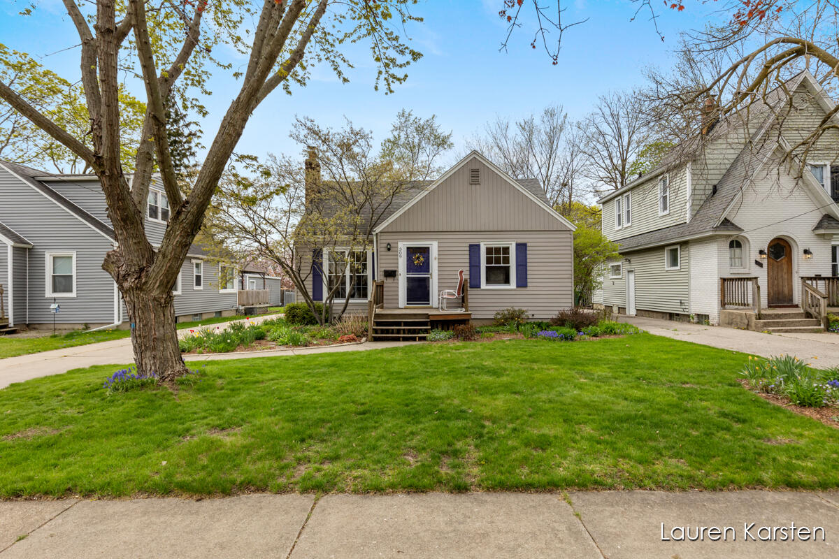 309 Lawndale Avenue NE